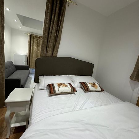 4Th Studio Flat With Private Own Bathroom A London Luxury Family Home Setup And Furnished With Double Bed Plus A Double Futon-Sofa Bed A Single Futon Bed A Baby Cot And Garden And Free Parking エクステリア 写真