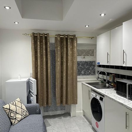 4Th Studio Flat With Private Own Bathroom A London Luxury Family Home Setup And Furnished With Double Bed Plus A Double Futon-Sofa Bed A Single Futon Bed A Baby Cot And Garden And Free Parking エクステリア 写真