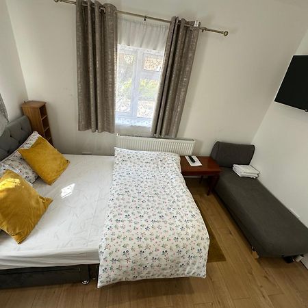 4Th Studio Flat With Private Own Bathroom A London Luxury Family Home Setup And Furnished With Double Bed Plus A Double Futon-Sofa Bed A Single Futon Bed A Baby Cot And Garden And Free Parking エクステリア 写真