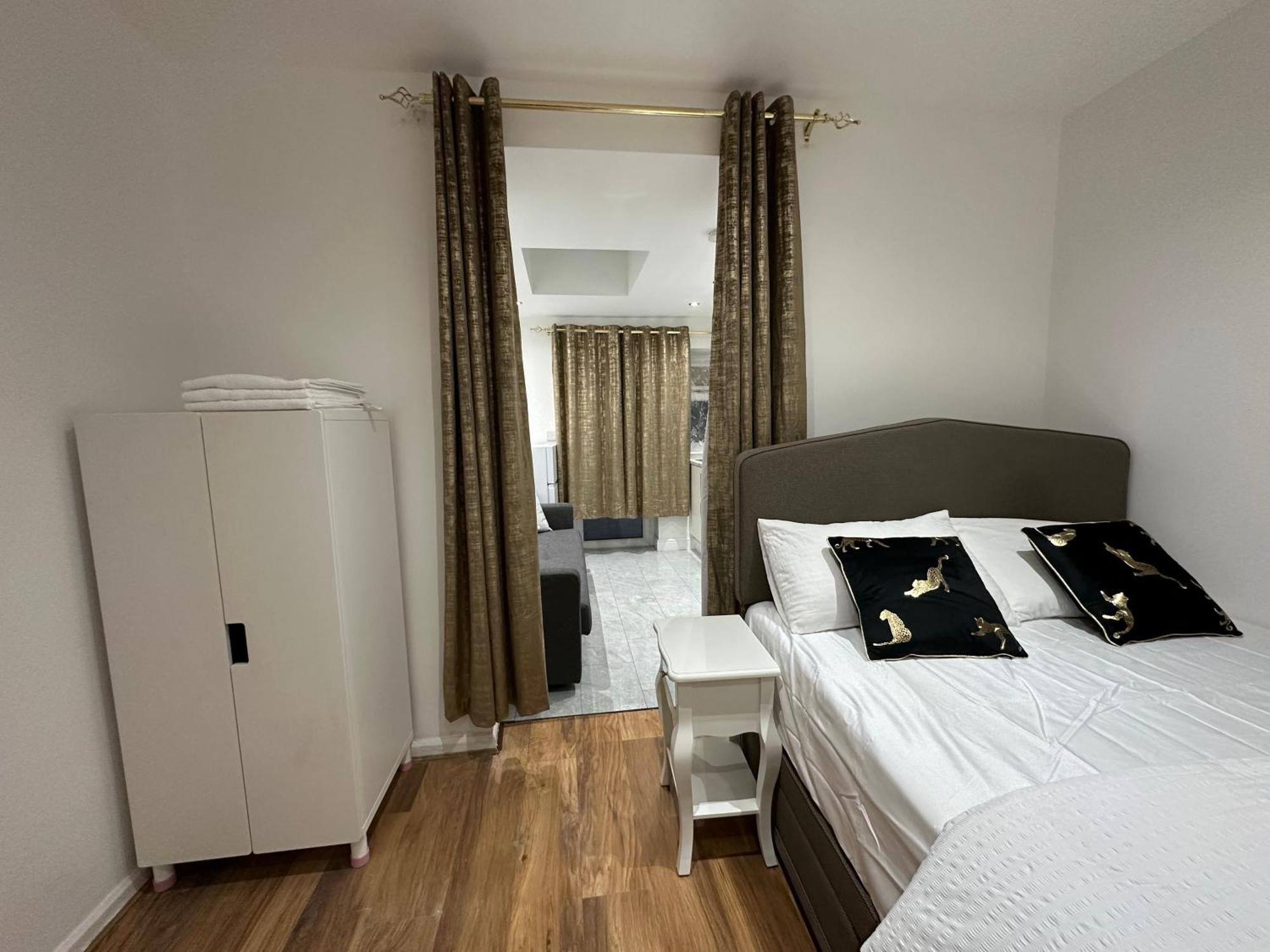 4Th Studio Flat With Private Own Bathroom A London Luxury Family Home Setup And Furnished With Double Bed Plus A Double Futon-Sofa Bed A Single Futon Bed A Baby Cot And Garden And Free Parking エクステリア 写真