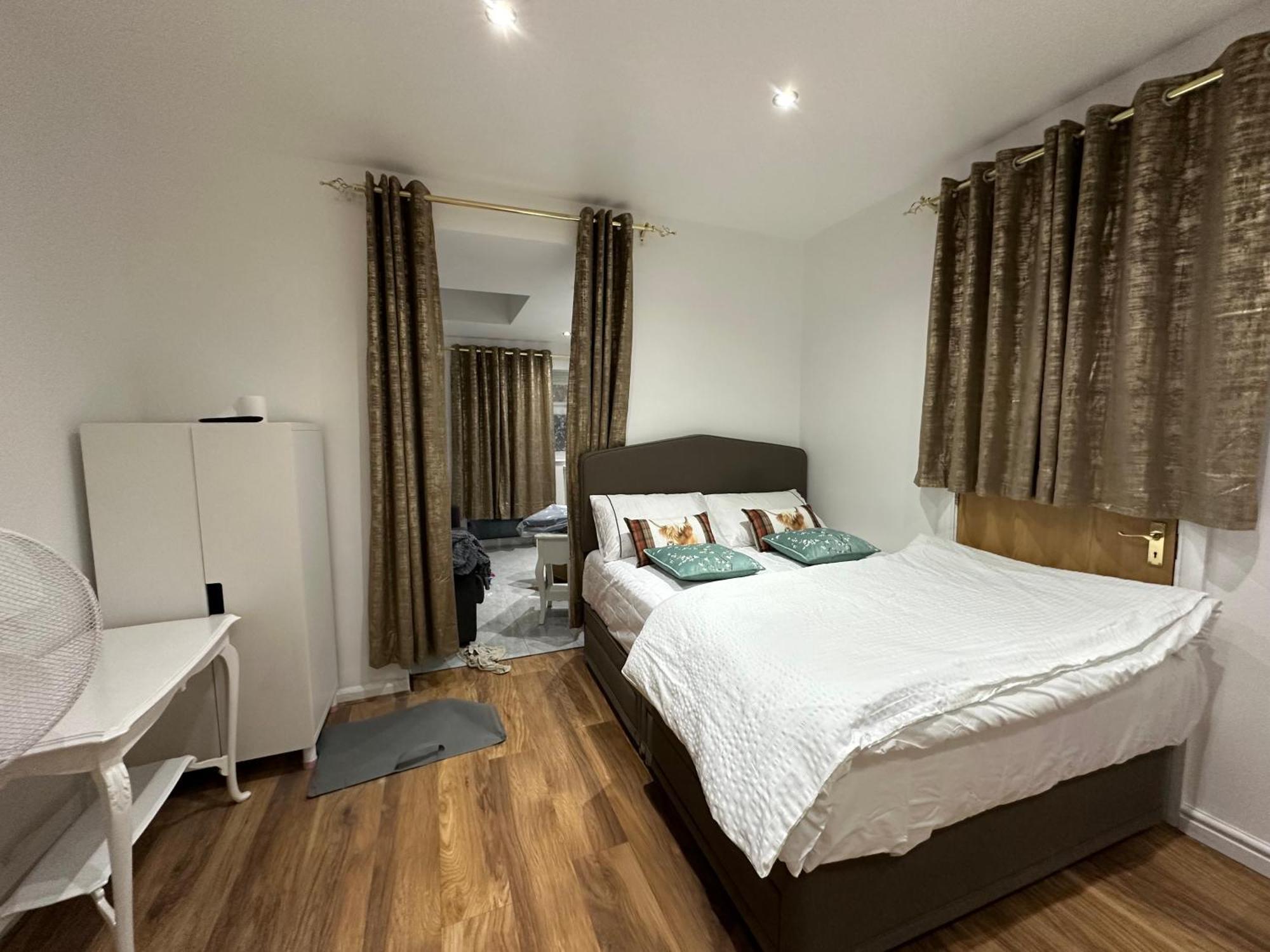 4Th Studio Flat With Private Own Bathroom A London Luxury Family Home Setup And Furnished With Double Bed Plus A Double Futon-Sofa Bed A Single Futon Bed A Baby Cot And Garden And Free Parking エクステリア 写真