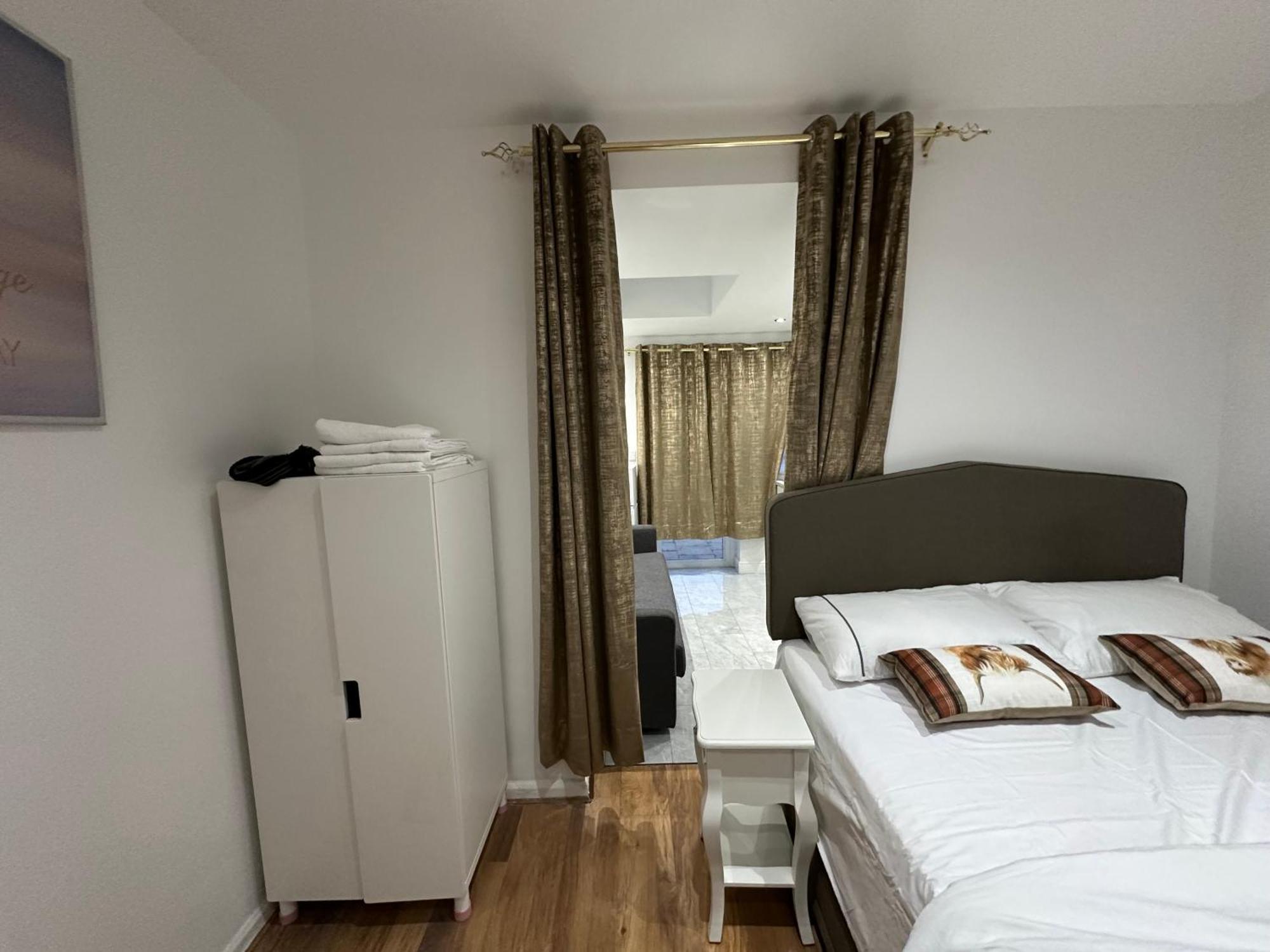 4Th Studio Flat With Private Own Bathroom A London Luxury Family Home Setup And Furnished With Double Bed Plus A Double Futon-Sofa Bed A Single Futon Bed A Baby Cot And Garden And Free Parking エクステリア 写真