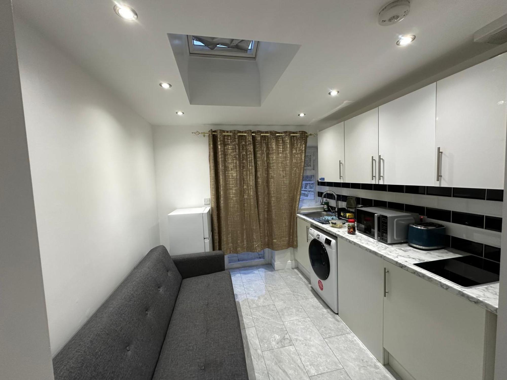 4Th Studio Flat With Private Own Bathroom A London Luxury Family Home Setup And Furnished With Double Bed Plus A Double Futon-Sofa Bed A Single Futon Bed A Baby Cot And Garden And Free Parking エクステリア 写真