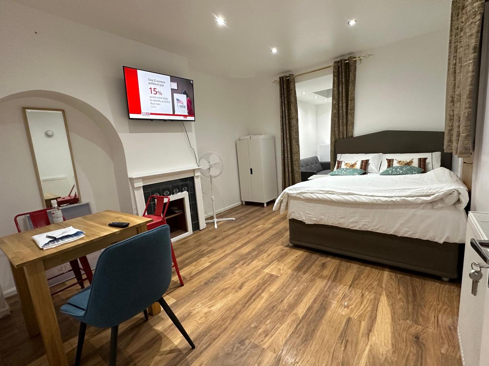 4Th Studio Flat With Private Own Bathroom A London Luxury Family Home Setup And Furnished With Double Bed Plus A Double Futon-Sofa Bed A Single Futon Bed A Baby Cot And Garden And Free Parking エクステリア 写真