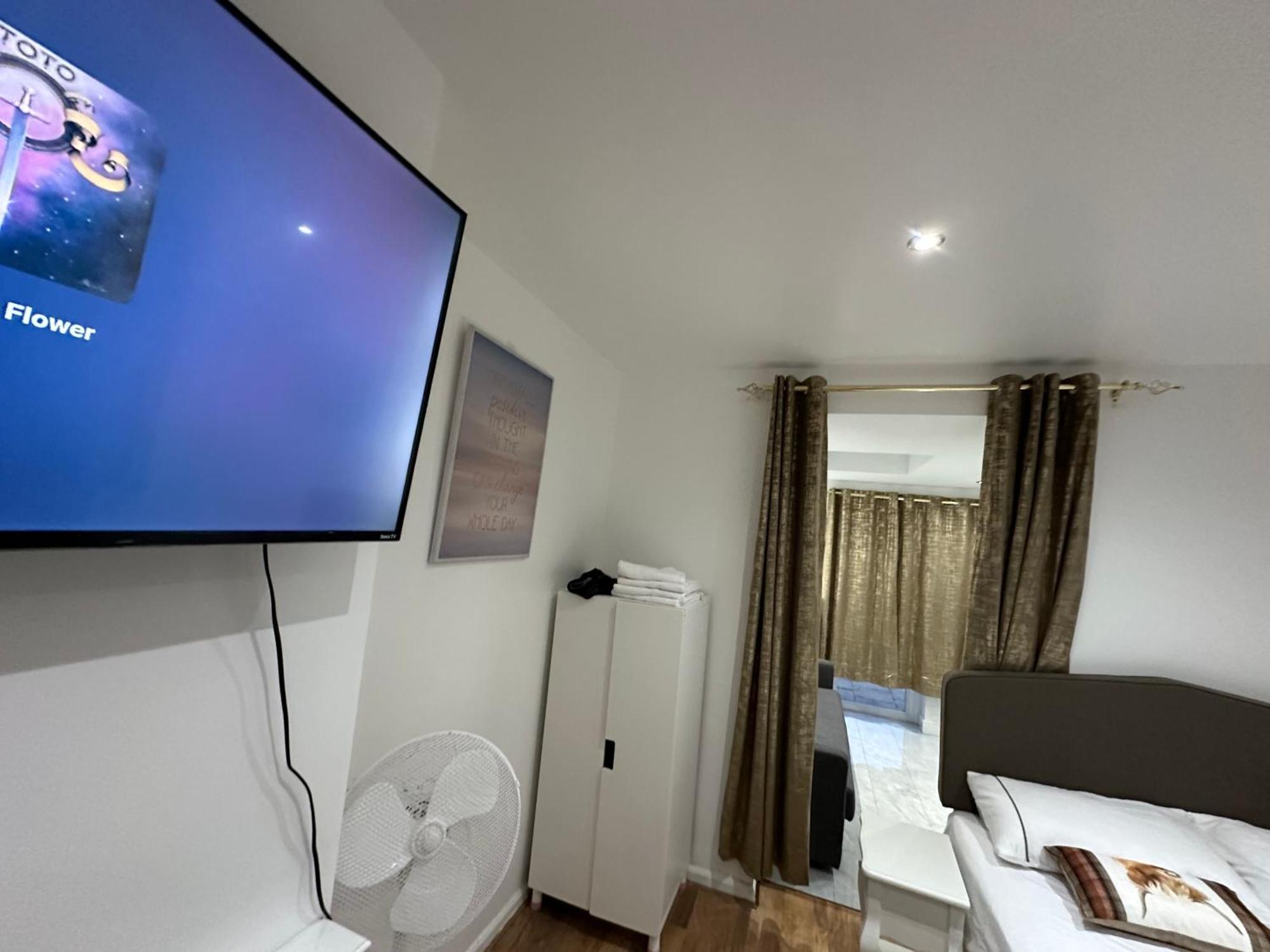 4Th Studio Flat With Private Own Bathroom A London Luxury Family Home Setup And Furnished With Double Bed Plus A Double Futon-Sofa Bed A Single Futon Bed A Baby Cot And Garden And Free Parking エクステリア 写真