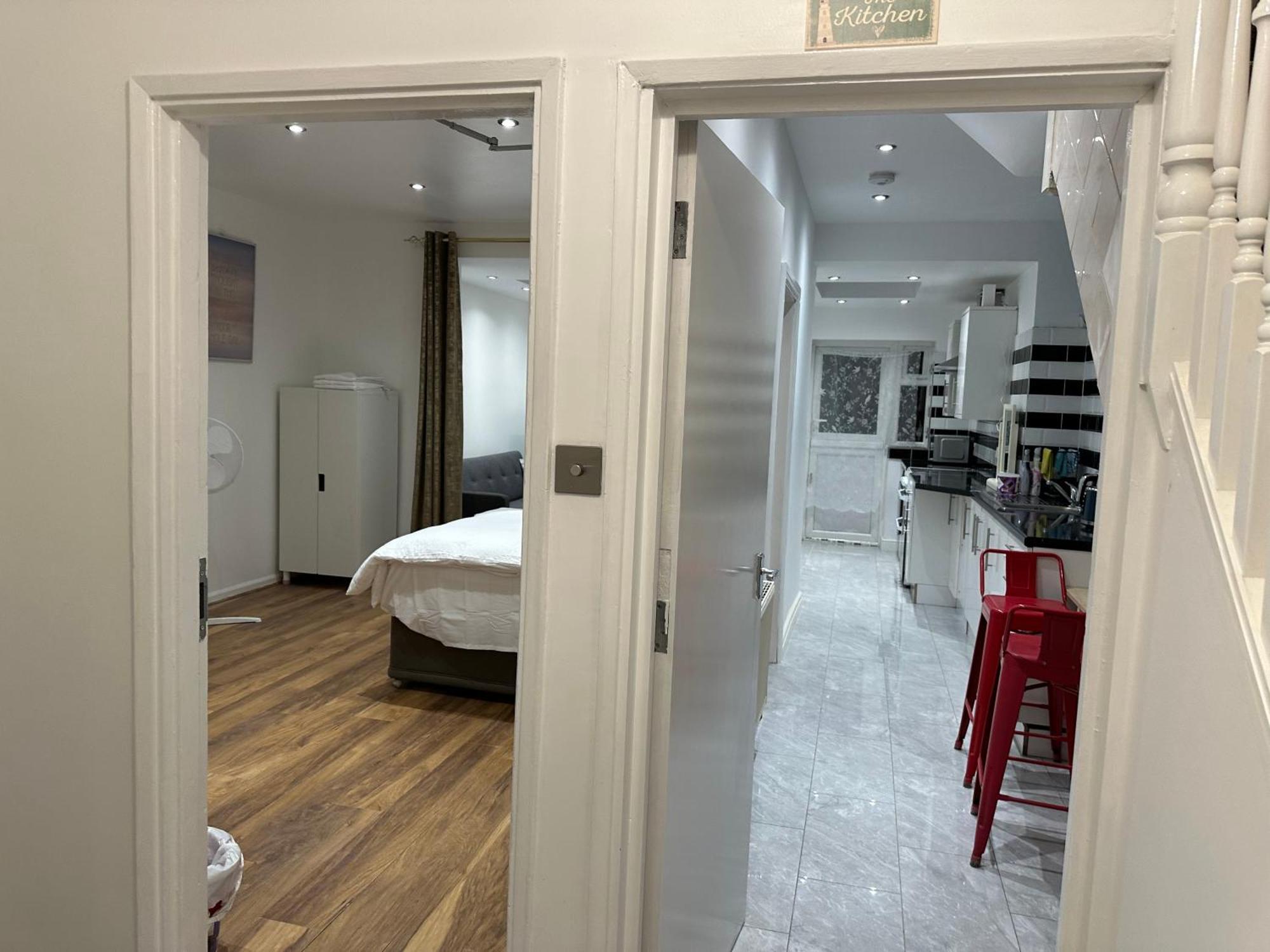 4Th Studio Flat With Private Own Bathroom A London Luxury Family Home Setup And Furnished With Double Bed Plus A Double Futon-Sofa Bed A Single Futon Bed A Baby Cot And Garden And Free Parking エクステリア 写真