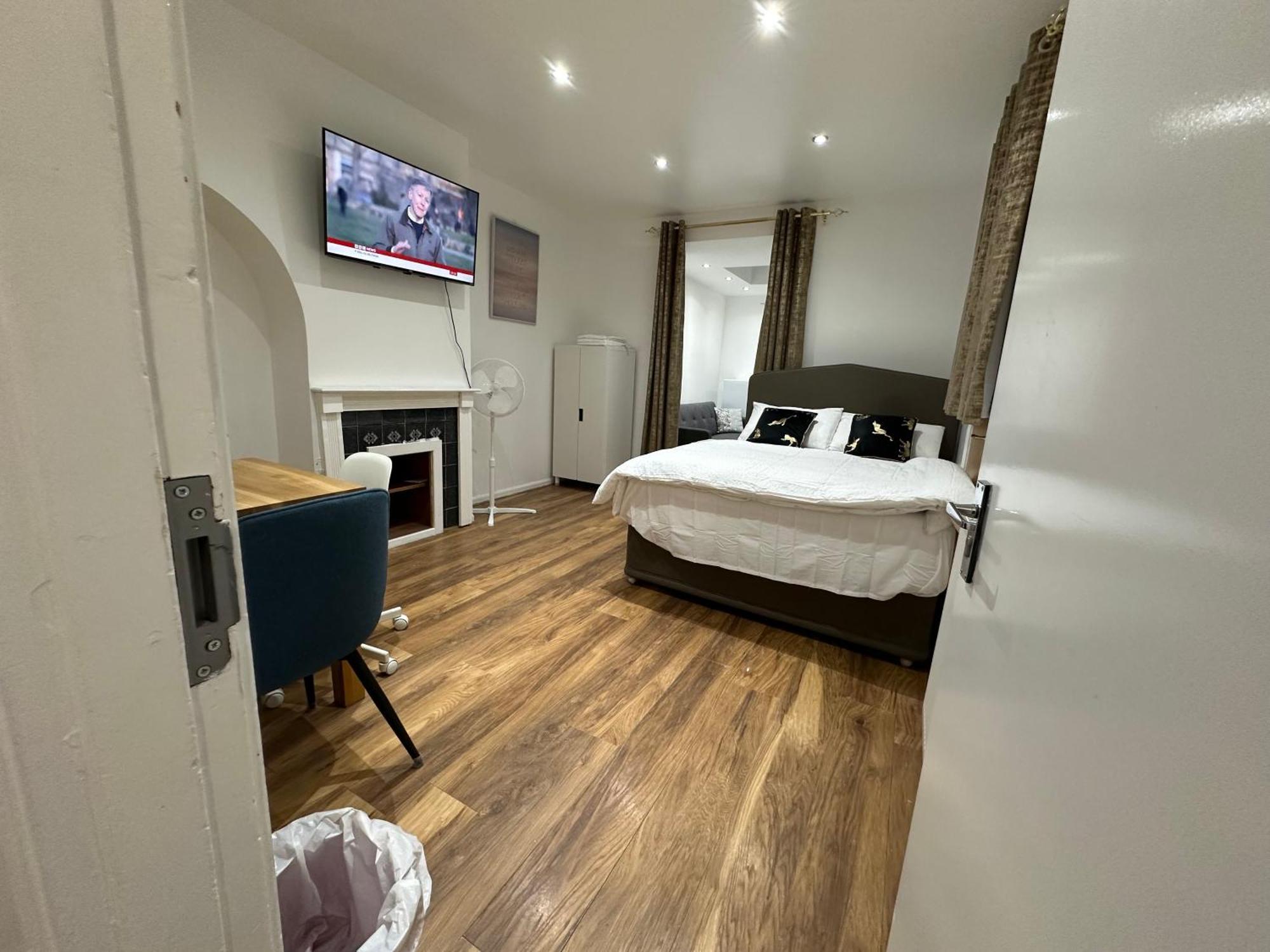 4Th Studio Flat With Private Own Bathroom A London Luxury Family Home Setup And Furnished With Double Bed Plus A Double Futon-Sofa Bed A Single Futon Bed A Baby Cot And Garden And Free Parking エクステリア 写真