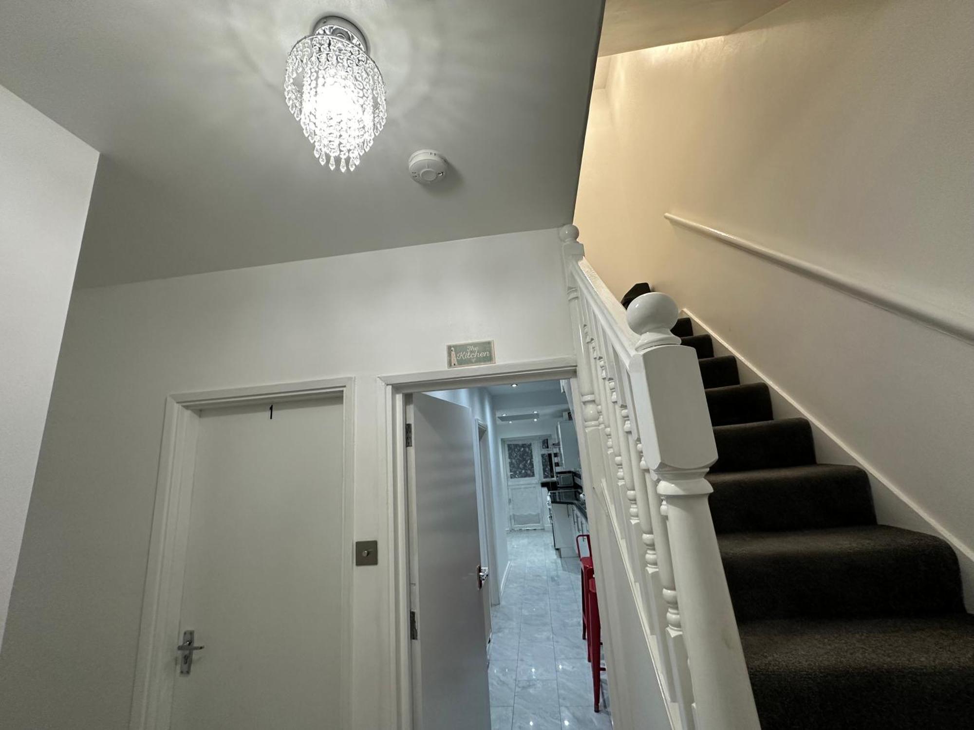4Th Studio Flat With Private Own Bathroom A London Luxury Family Home Setup And Furnished With Double Bed Plus A Double Futon-Sofa Bed A Single Futon Bed A Baby Cot And Garden And Free Parking エクステリア 写真
