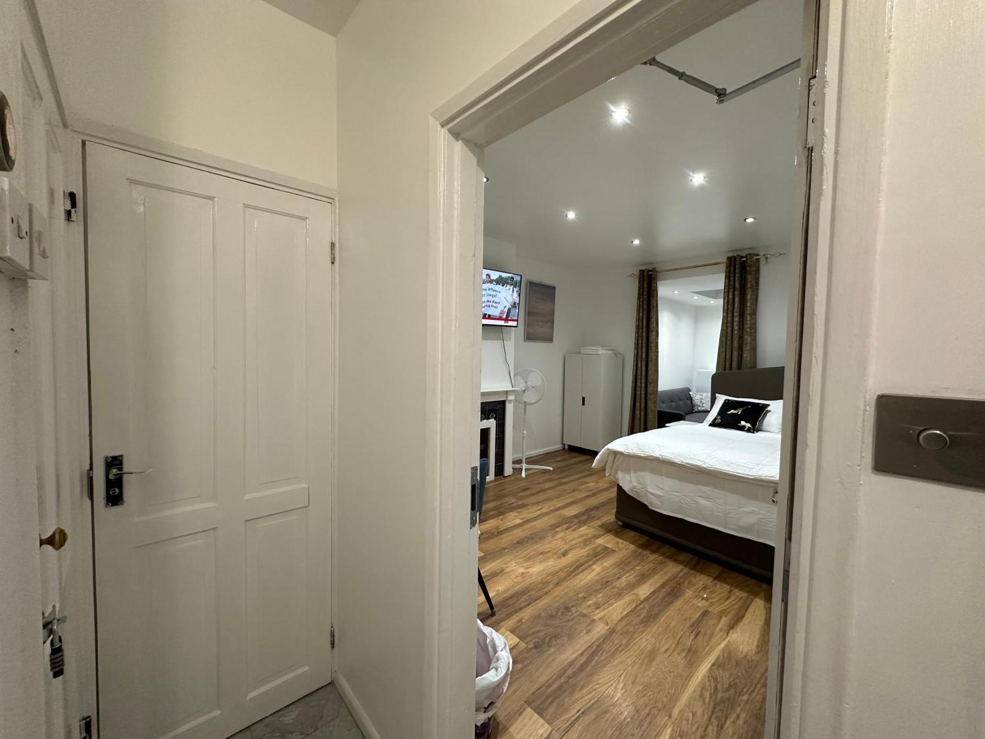 4Th Studio Flat With Private Own Bathroom A London Luxury Family Home Setup And Furnished With Double Bed Plus A Double Futon-Sofa Bed A Single Futon Bed A Baby Cot And Garden And Free Parking エクステリア 写真