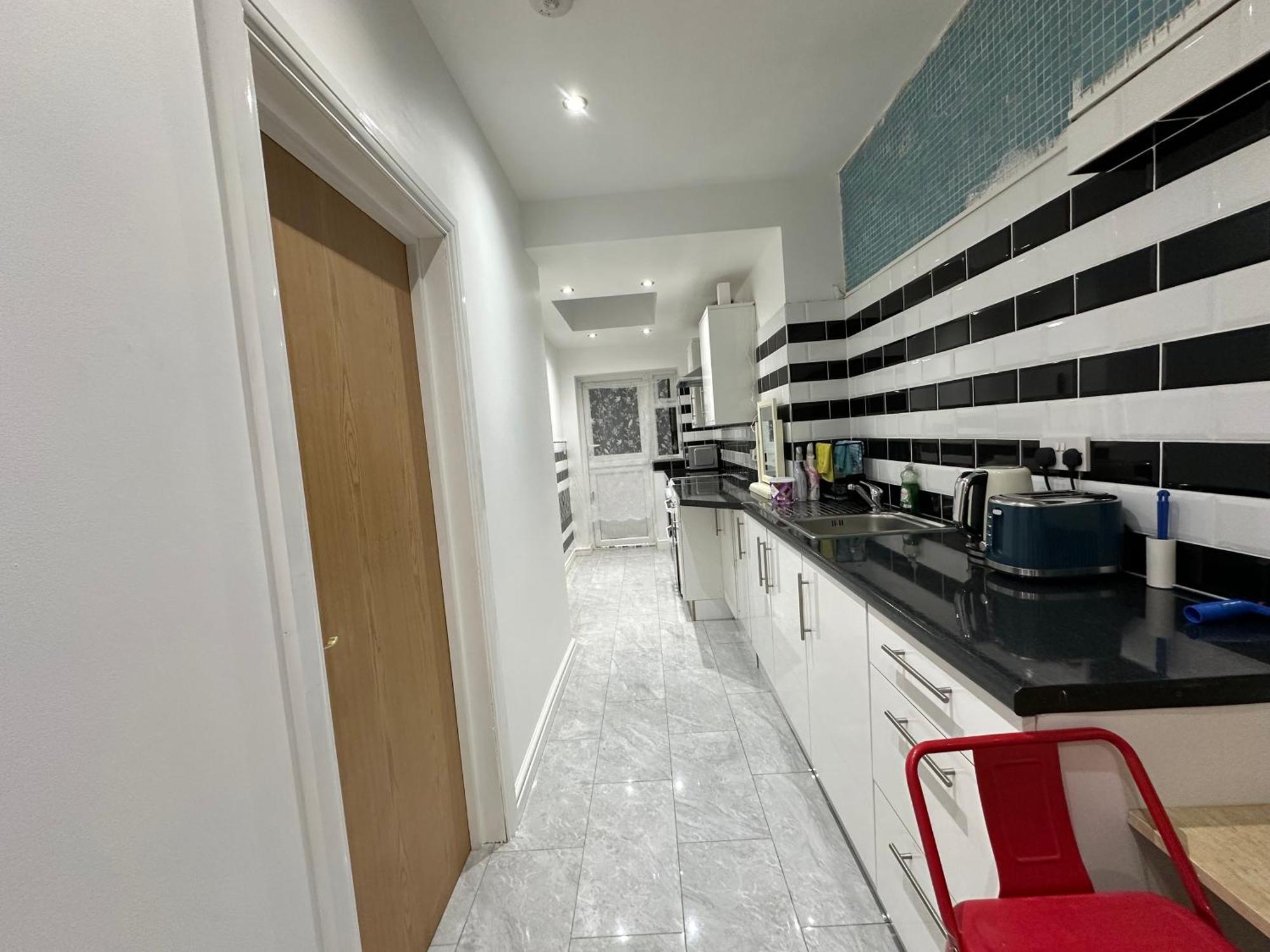4Th Studio Flat With Private Own Bathroom A London Luxury Family Home Setup And Furnished With Double Bed Plus A Double Futon-Sofa Bed A Single Futon Bed A Baby Cot And Garden And Free Parking エクステリア 写真