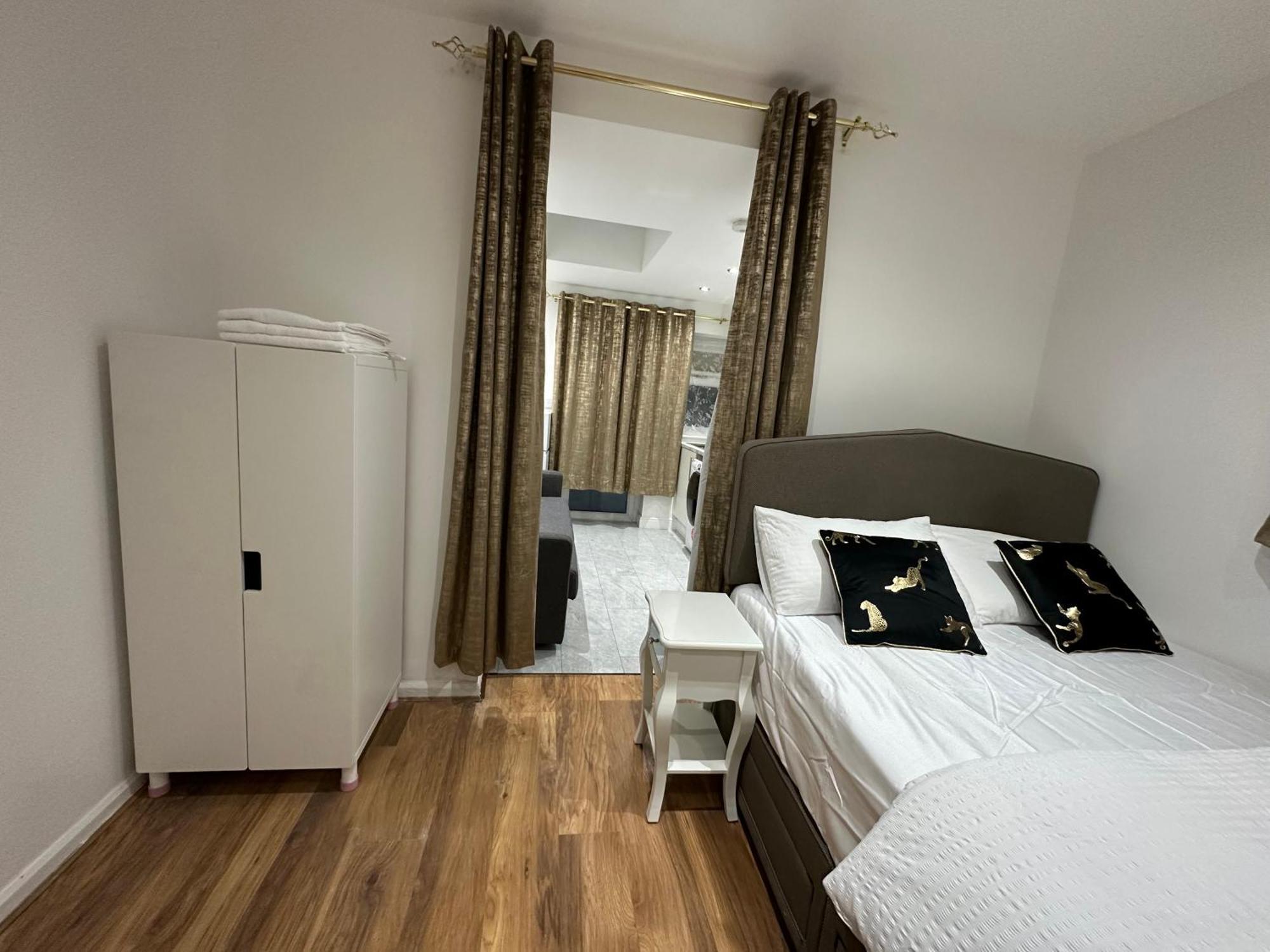 4Th Studio Flat With Private Own Bathroom A London Luxury Family Home Setup And Furnished With Double Bed Plus A Double Futon-Sofa Bed A Single Futon Bed A Baby Cot And Garden And Free Parking エクステリア 写真