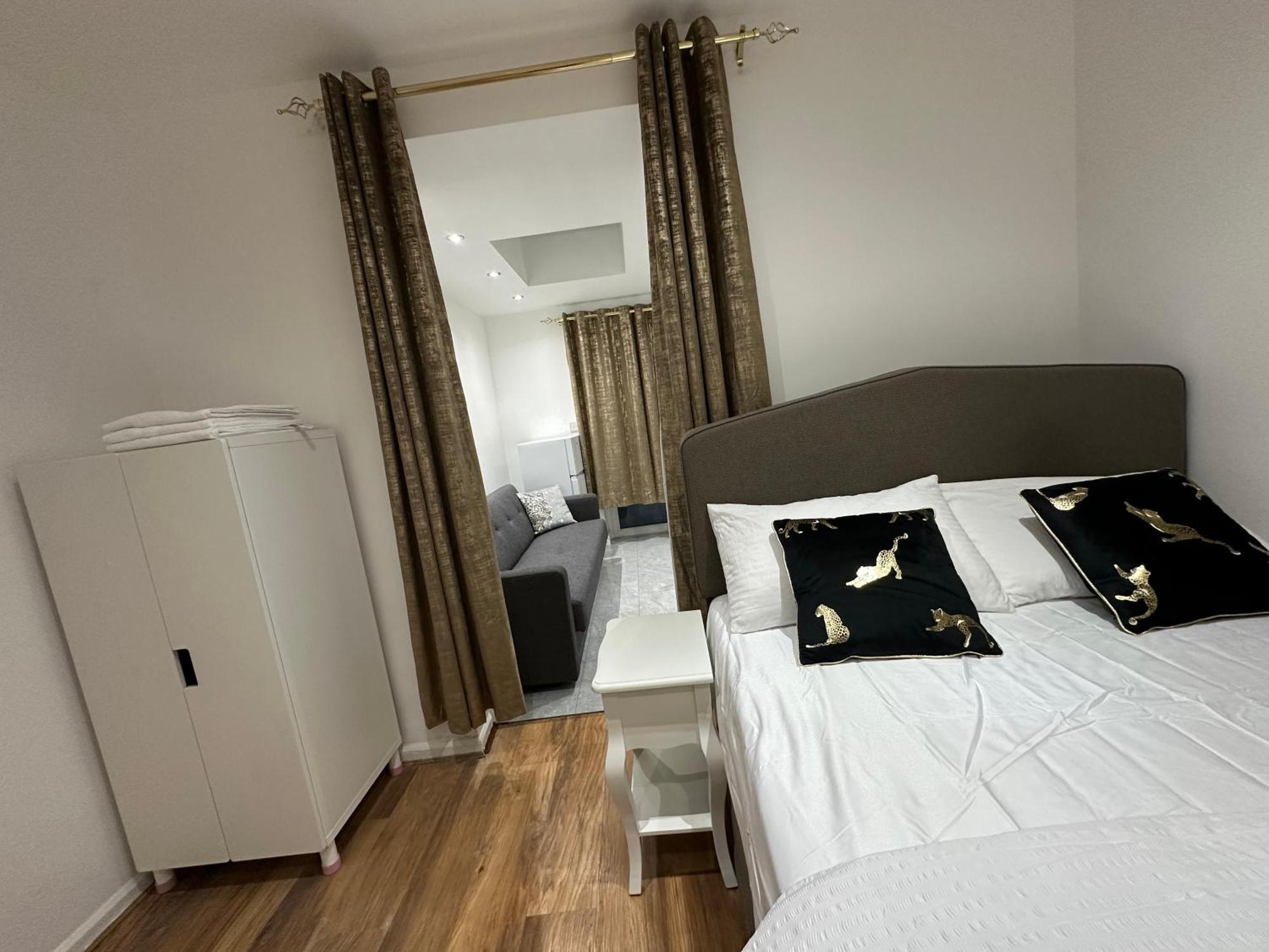 4Th Studio Flat With Private Own Bathroom A London Luxury Family Home Setup And Furnished With Double Bed Plus A Double Futon-Sofa Bed A Single Futon Bed A Baby Cot And Garden And Free Parking エクステリア 写真
