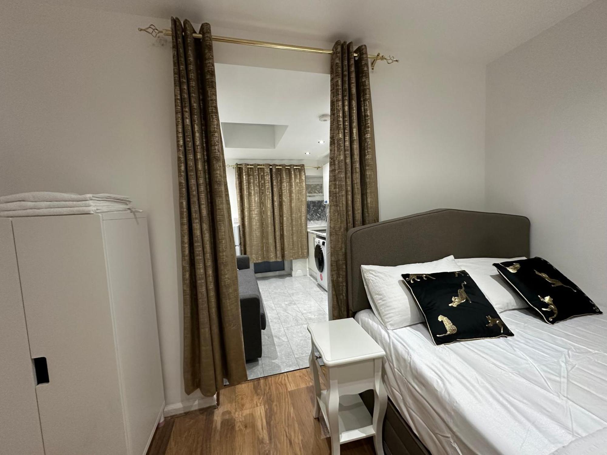 4Th Studio Flat With Private Own Bathroom A London Luxury Family Home Setup And Furnished With Double Bed Plus A Double Futon-Sofa Bed A Single Futon Bed A Baby Cot And Garden And Free Parking エクステリア 写真