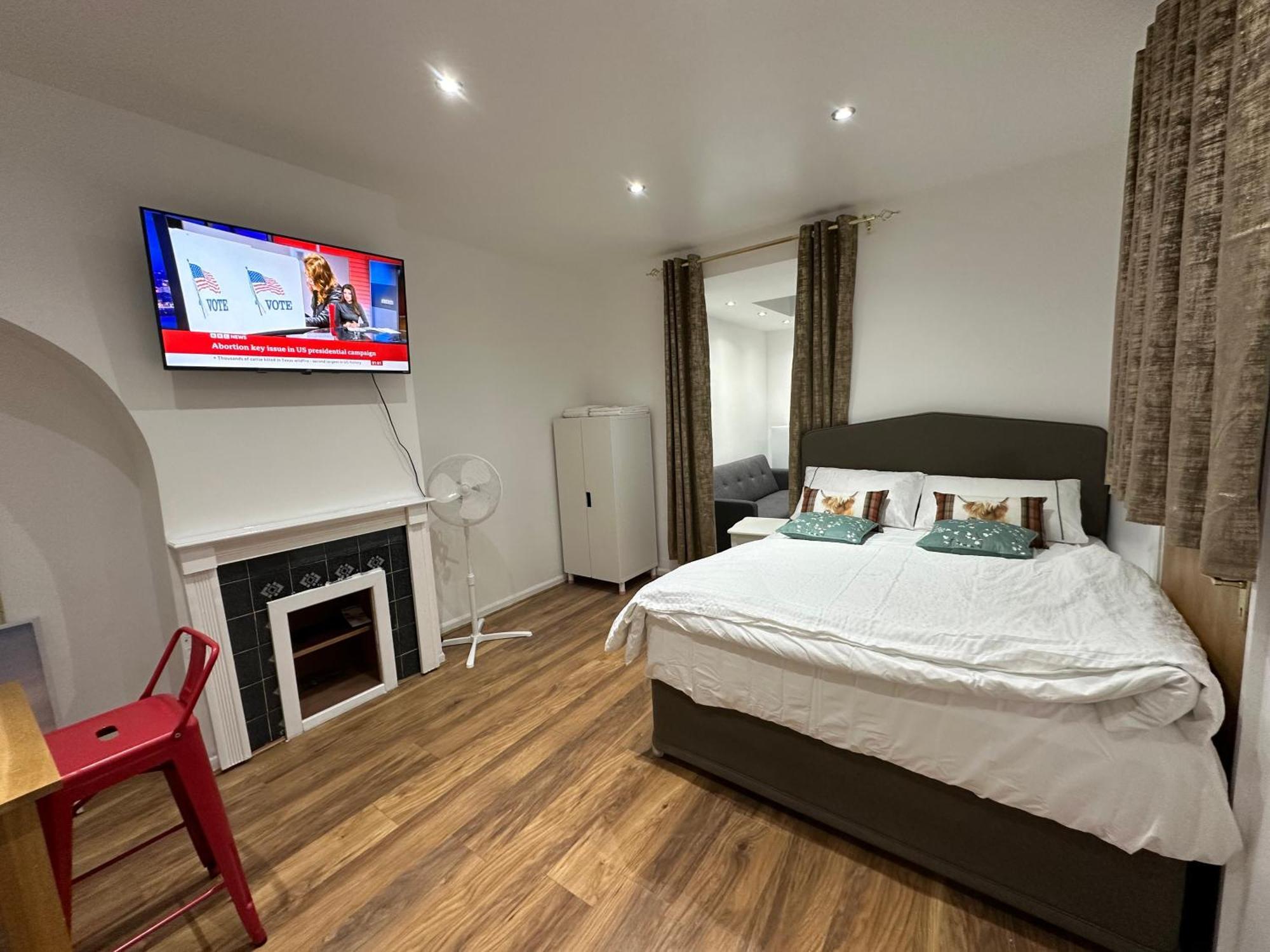 4Th Studio Flat With Private Own Bathroom A London Luxury Family Home Setup And Furnished With Double Bed Plus A Double Futon-Sofa Bed A Single Futon Bed A Baby Cot And Garden And Free Parking エクステリア 写真