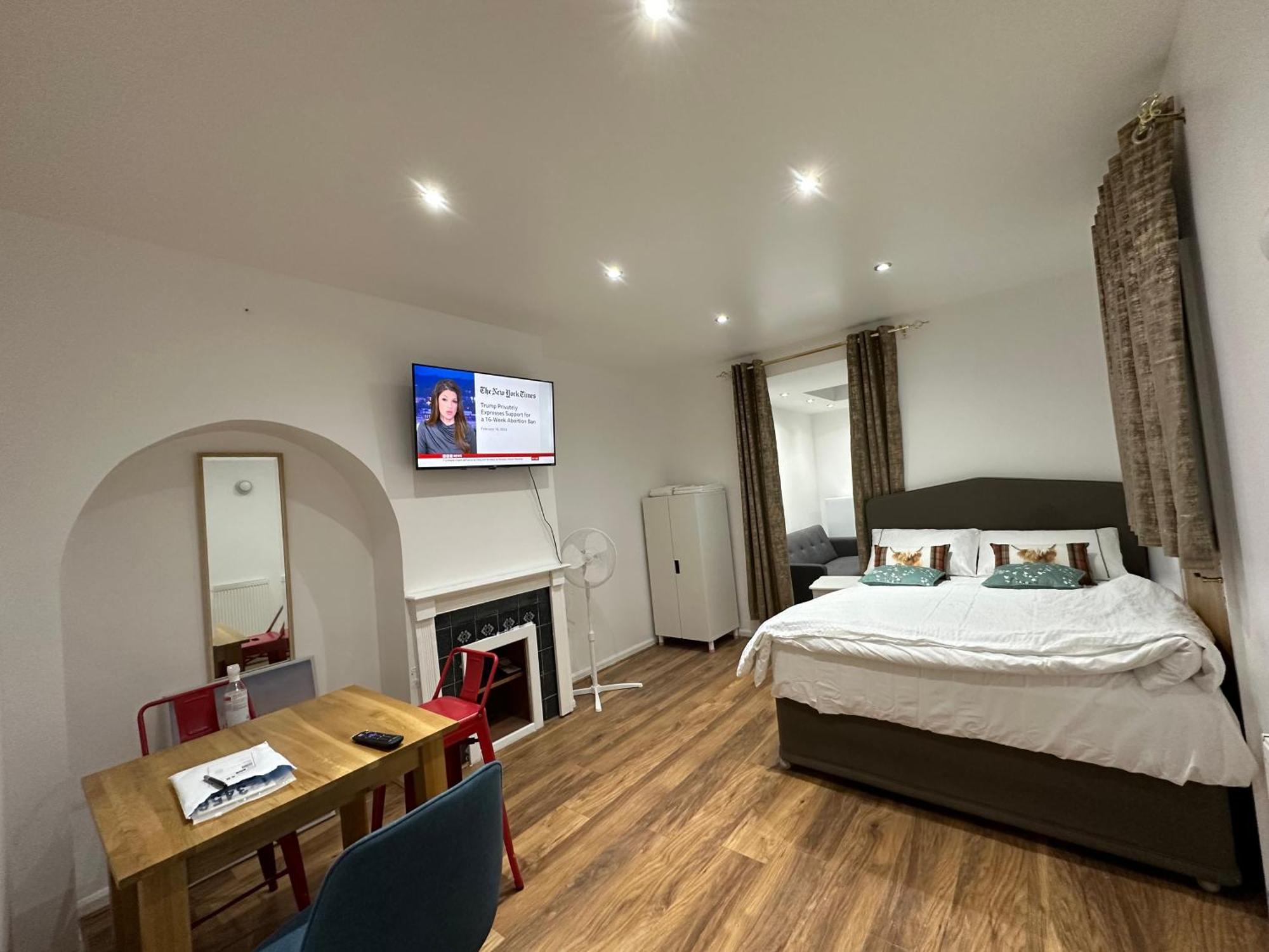 4Th Studio Flat With Private Own Bathroom A London Luxury Family Home Setup And Furnished With Double Bed Plus A Double Futon-Sofa Bed A Single Futon Bed A Baby Cot And Garden And Free Parking エクステリア 写真