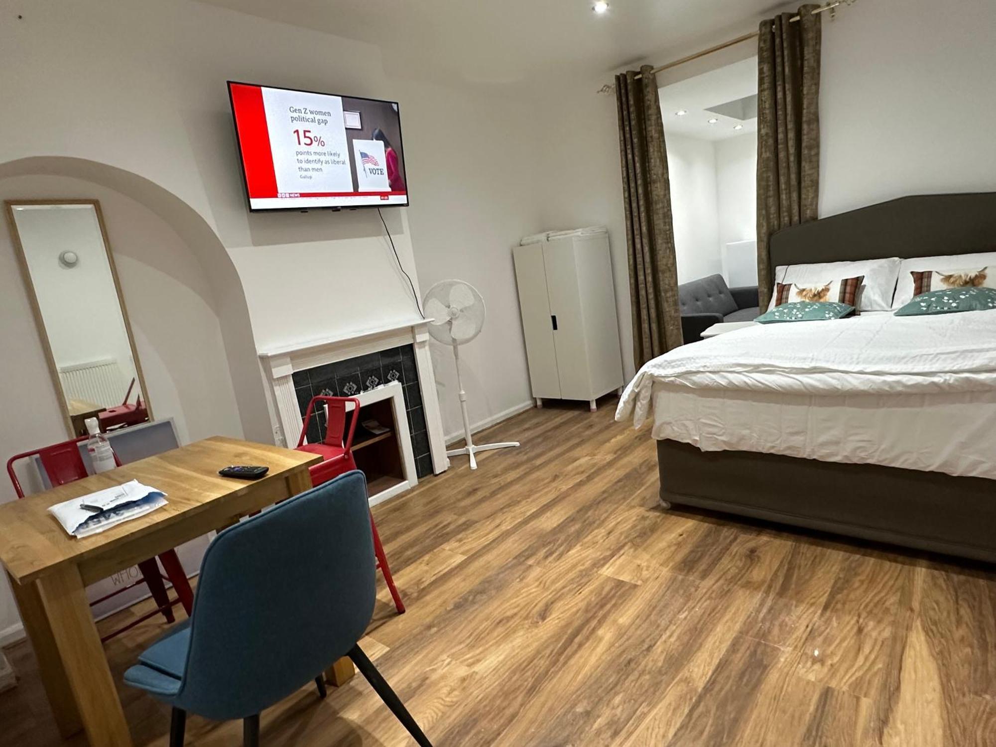 4Th Studio Flat With Private Own Bathroom A London Luxury Family Home Setup And Furnished With Double Bed Plus A Double Futon-Sofa Bed A Single Futon Bed A Baby Cot And Garden And Free Parking エクステリア 写真