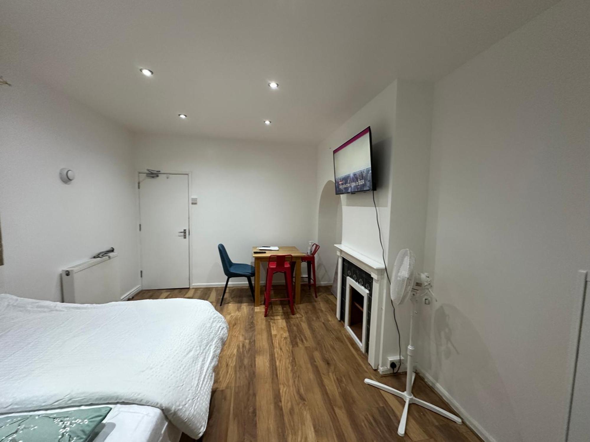 4Th Studio Flat With Private Own Bathroom A London Luxury Family Home Setup And Furnished With Double Bed Plus A Double Futon-Sofa Bed A Single Futon Bed A Baby Cot And Garden And Free Parking エクステリア 写真