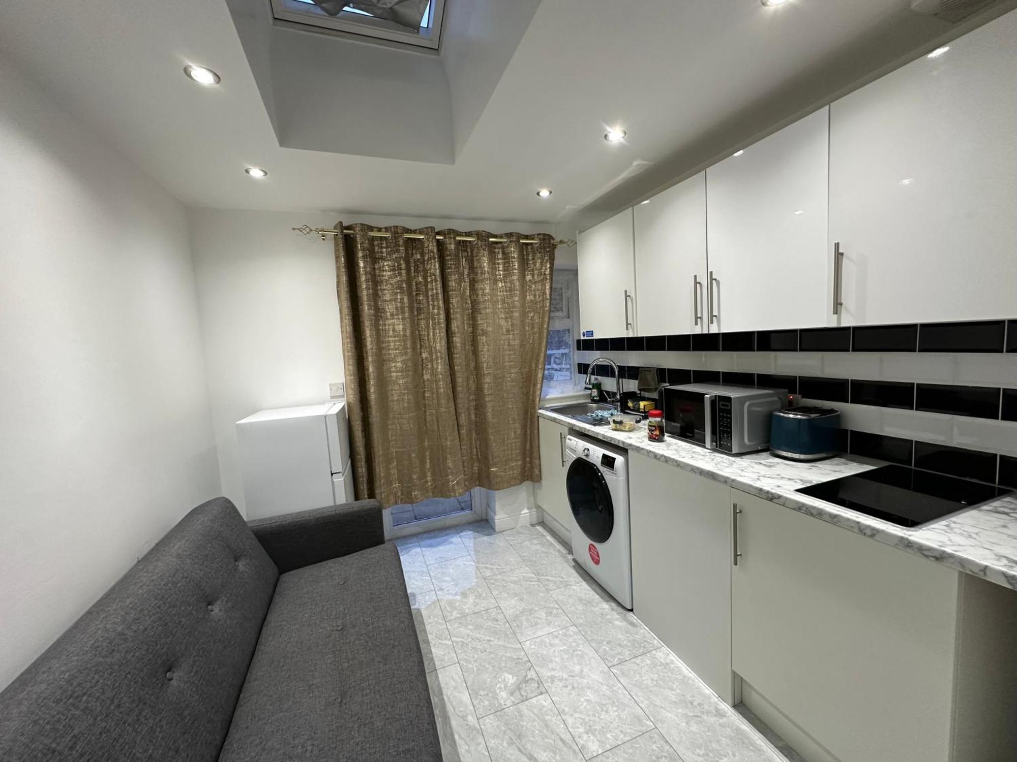 4Th Studio Flat With Private Own Bathroom A London Luxury Family Home Setup And Furnished With Double Bed Plus A Double Futon-Sofa Bed A Single Futon Bed A Baby Cot And Garden And Free Parking エクステリア 写真