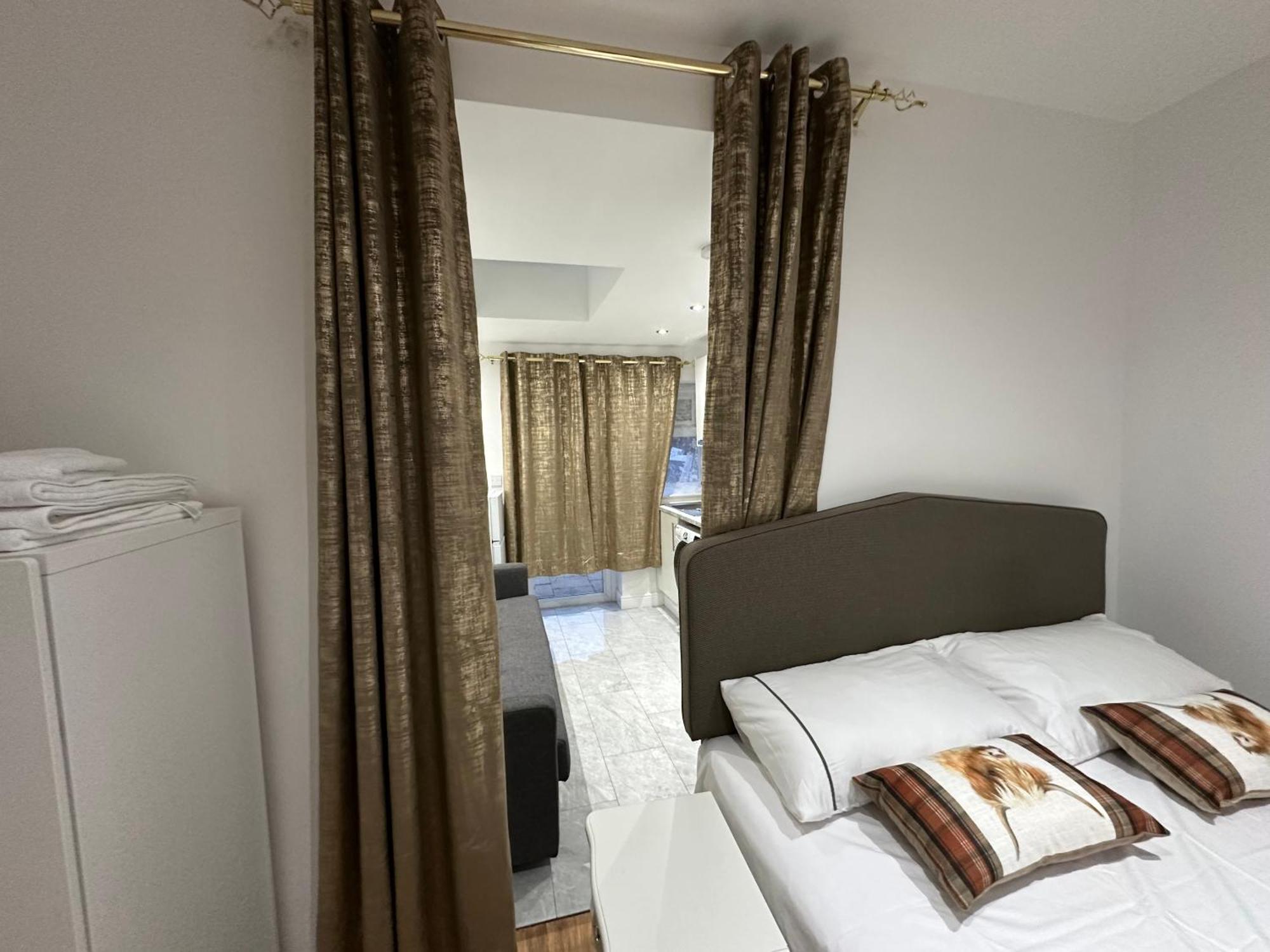 4Th Studio Flat With Private Own Bathroom A London Luxury Family Home Setup And Furnished With Double Bed Plus A Double Futon-Sofa Bed A Single Futon Bed A Baby Cot And Garden And Free Parking エクステリア 写真