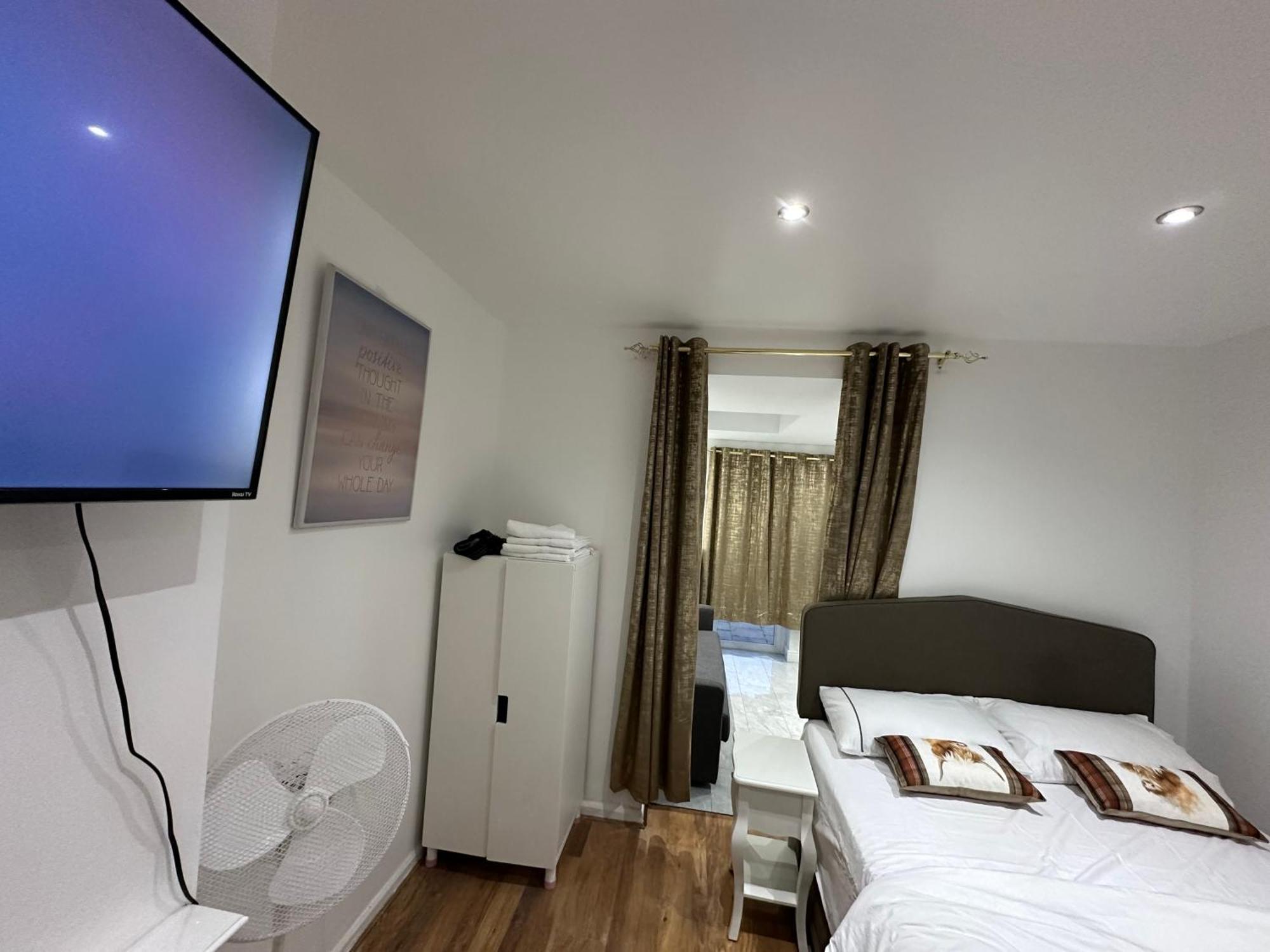 4Th Studio Flat With Private Own Bathroom A London Luxury Family Home Setup And Furnished With Double Bed Plus A Double Futon-Sofa Bed A Single Futon Bed A Baby Cot And Garden And Free Parking エクステリア 写真