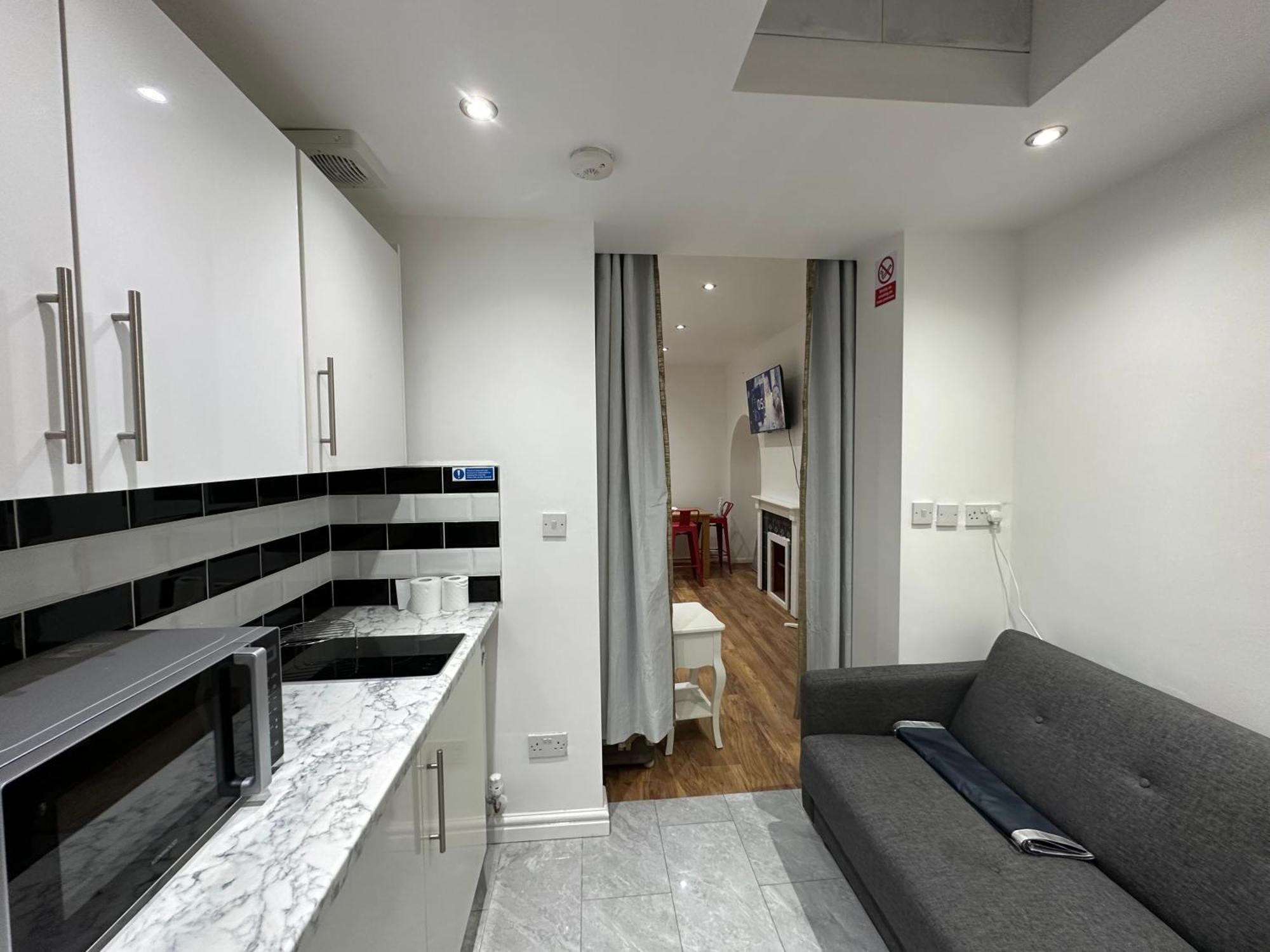 4Th Studio Flat With Private Own Bathroom A London Luxury Family Home Setup And Furnished With Double Bed Plus A Double Futon-Sofa Bed A Single Futon Bed A Baby Cot And Garden And Free Parking エクステリア 写真