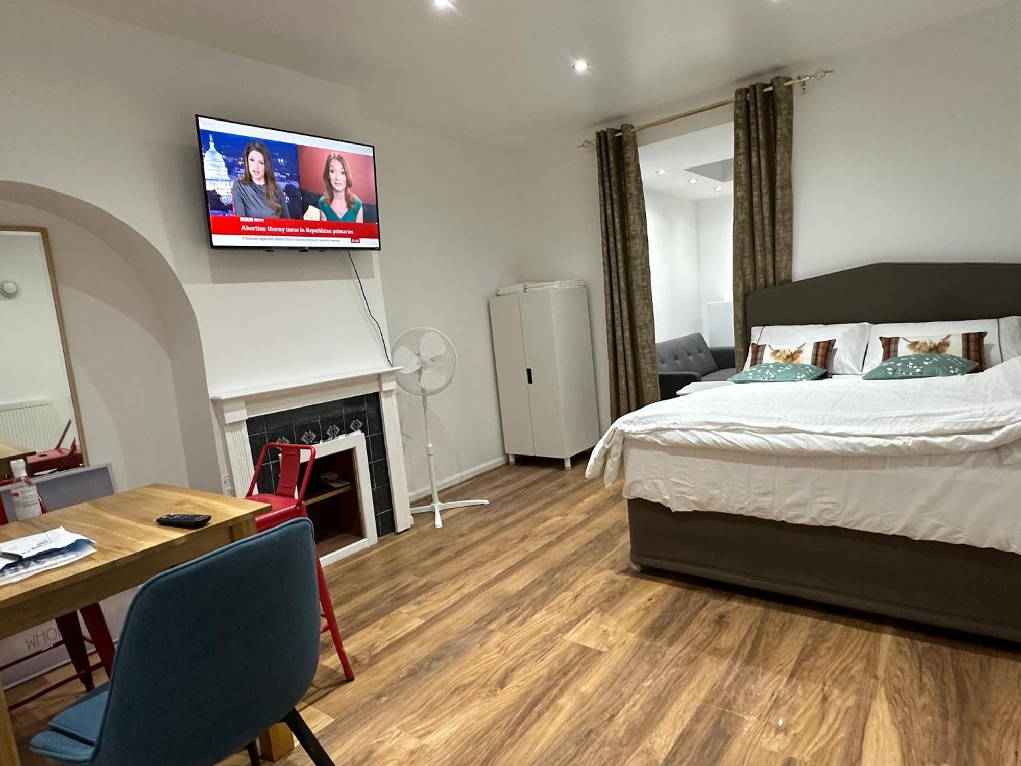 4Th Studio Flat With Private Own Bathroom A London Luxury Family Home Setup And Furnished With Double Bed Plus A Double Futon-Sofa Bed A Single Futon Bed A Baby Cot And Garden And Free Parking エクステリア 写真