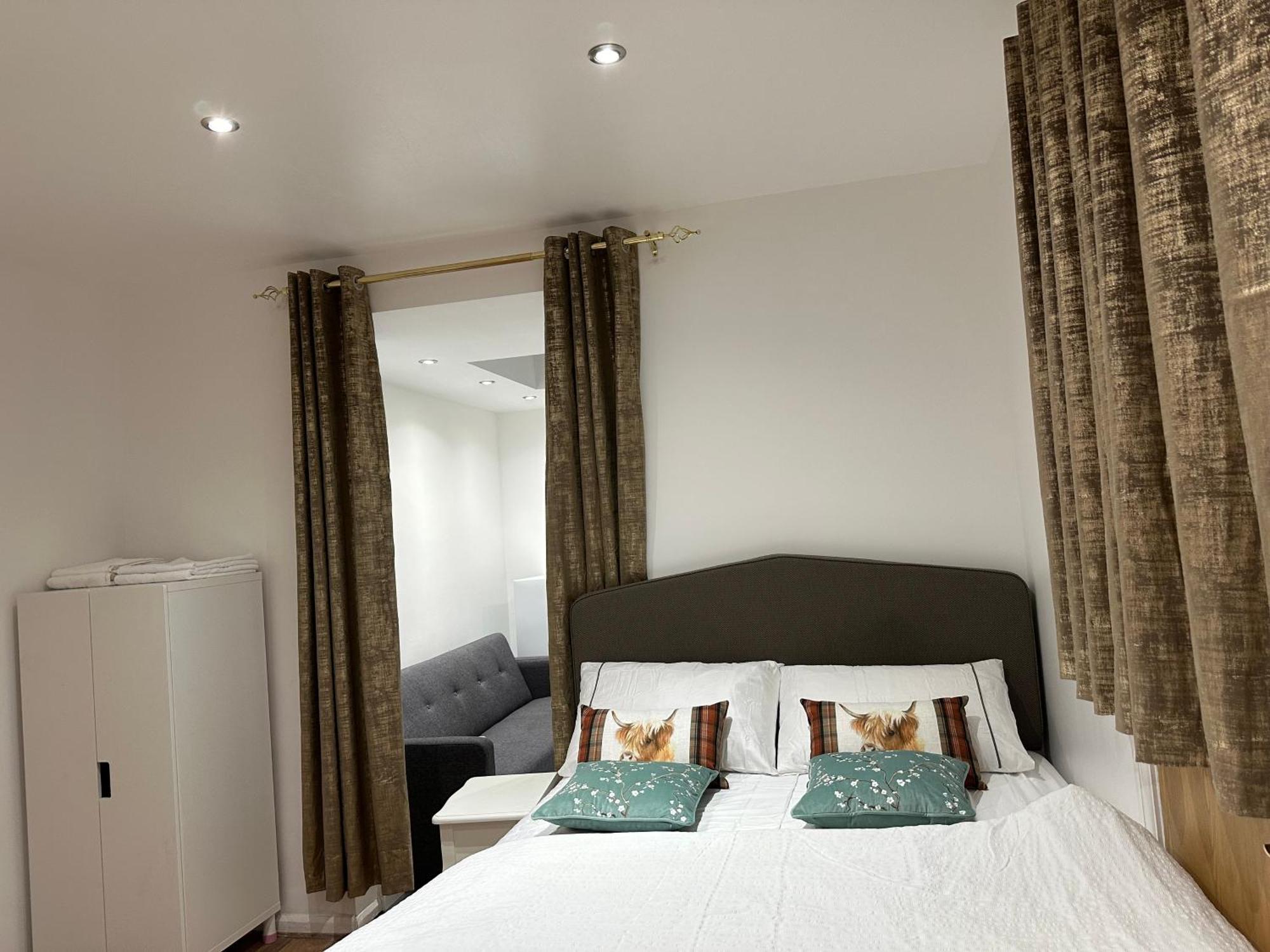 4Th Studio Flat With Private Own Bathroom A London Luxury Family Home Setup And Furnished With Double Bed Plus A Double Futon-Sofa Bed A Single Futon Bed A Baby Cot And Garden And Free Parking エクステリア 写真