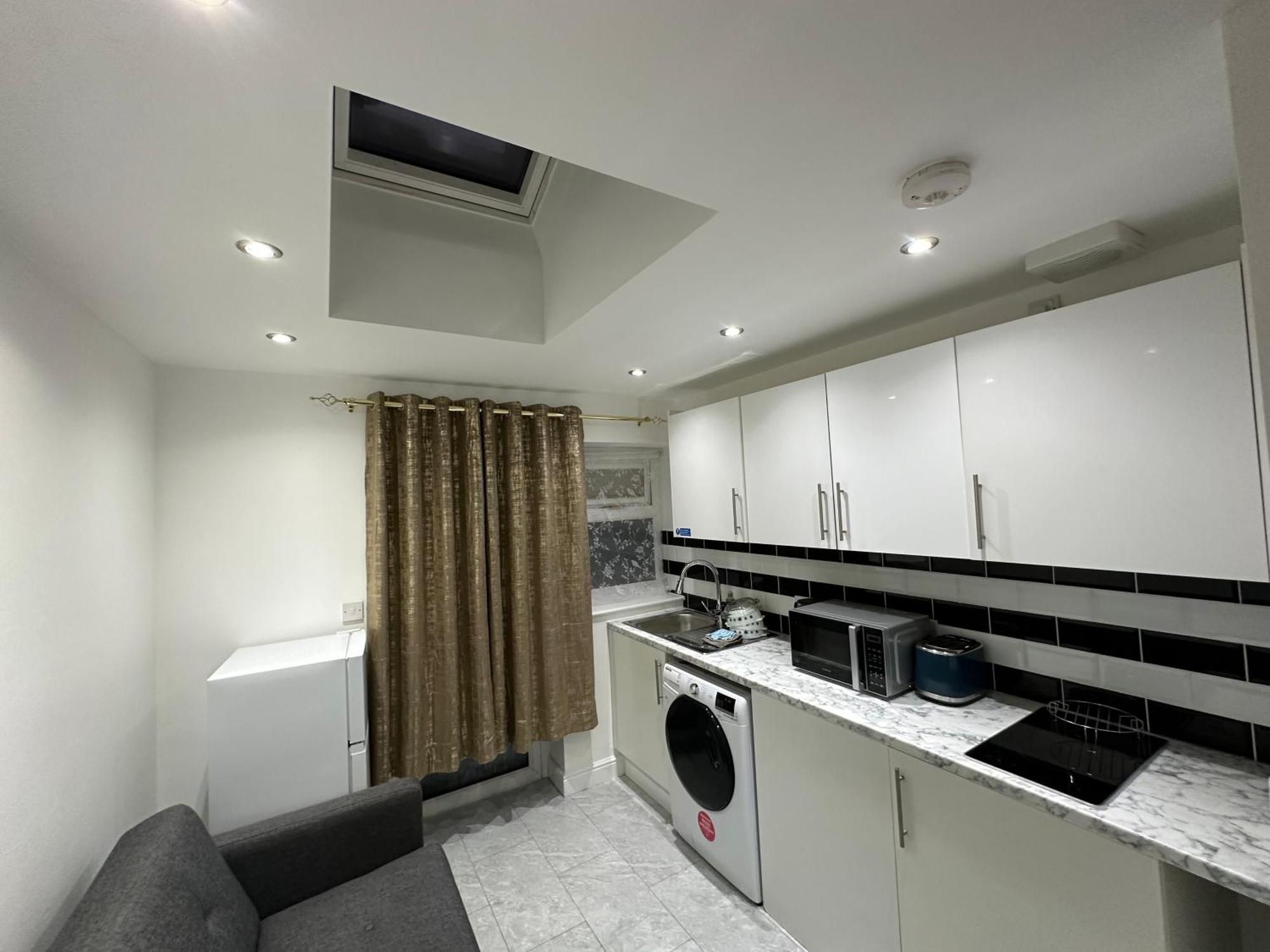 4Th Studio Flat With Private Own Bathroom A London Luxury Family Home Setup And Furnished With Double Bed Plus A Double Futon-Sofa Bed A Single Futon Bed A Baby Cot And Garden And Free Parking エクステリア 写真