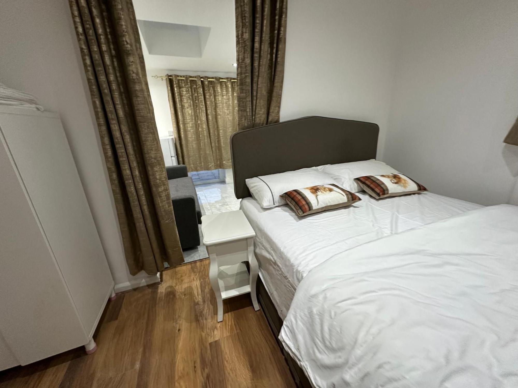 4Th Studio Flat With Private Own Bathroom A London Luxury Family Home Setup And Furnished With Double Bed Plus A Double Futon-Sofa Bed A Single Futon Bed A Baby Cot And Garden And Free Parking エクステリア 写真