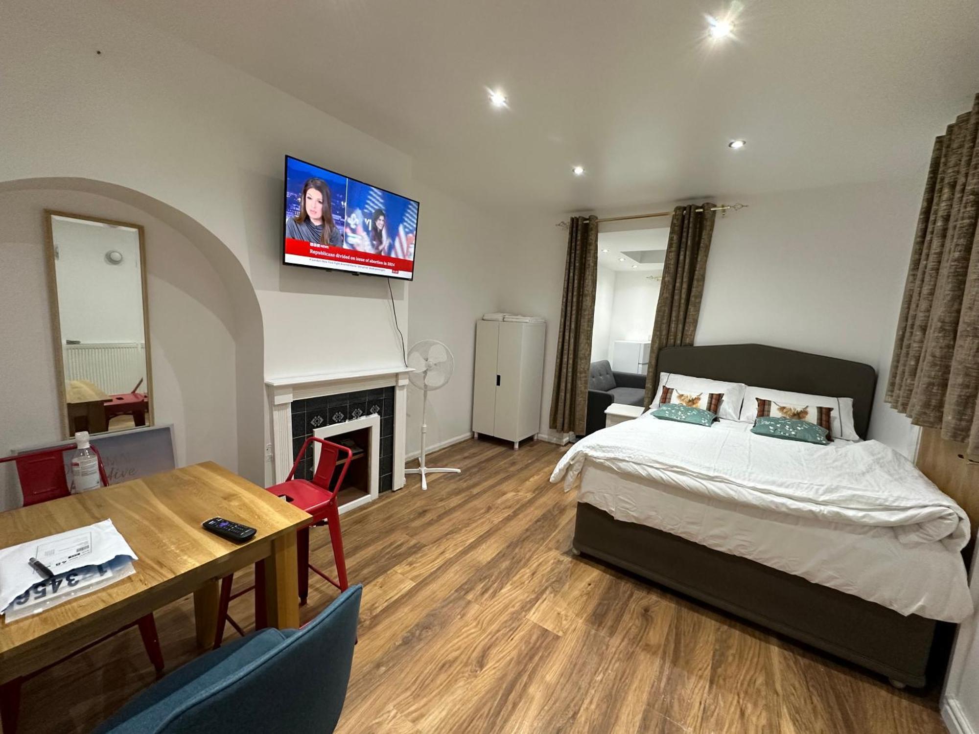 4Th Studio Flat With Private Own Bathroom A London Luxury Family Home Setup And Furnished With Double Bed Plus A Double Futon-Sofa Bed A Single Futon Bed A Baby Cot And Garden And Free Parking エクステリア 写真