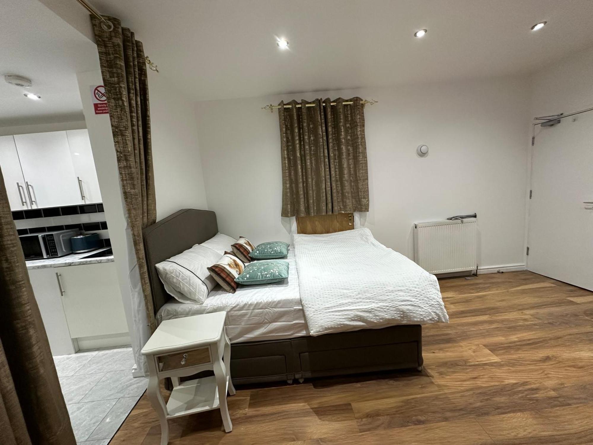 4Th Studio Flat With Private Own Bathroom A London Luxury Family Home Setup And Furnished With Double Bed Plus A Double Futon-Sofa Bed A Single Futon Bed A Baby Cot And Garden And Free Parking エクステリア 写真