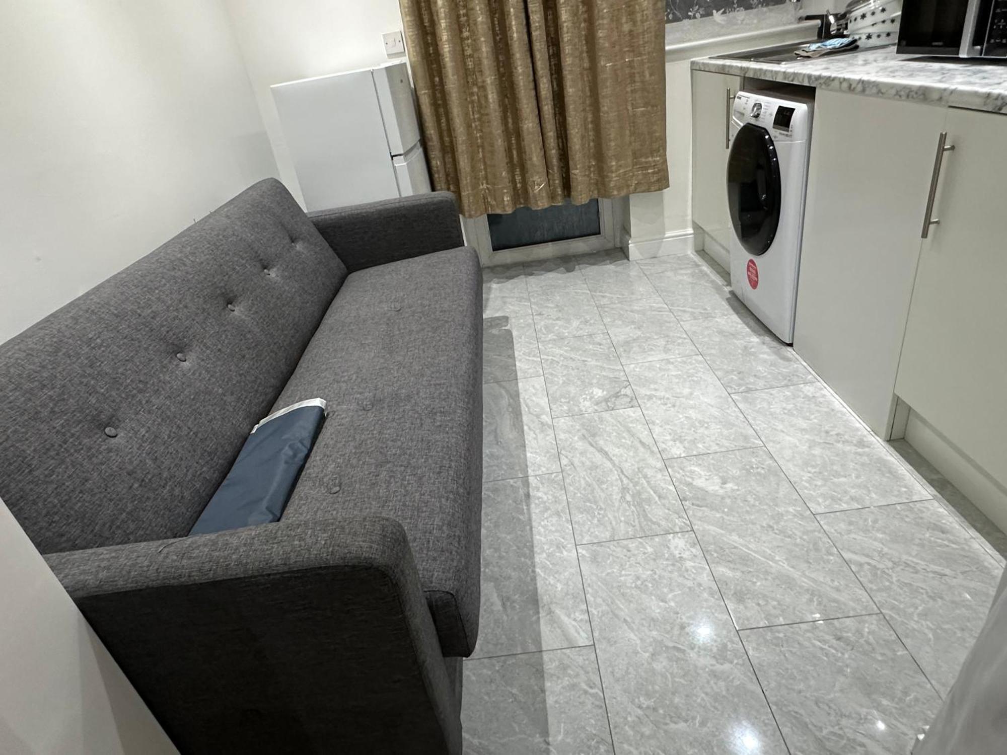 4Th Studio Flat With Private Own Bathroom A London Luxury Family Home Setup And Furnished With Double Bed Plus A Double Futon-Sofa Bed A Single Futon Bed A Baby Cot And Garden And Free Parking エクステリア 写真