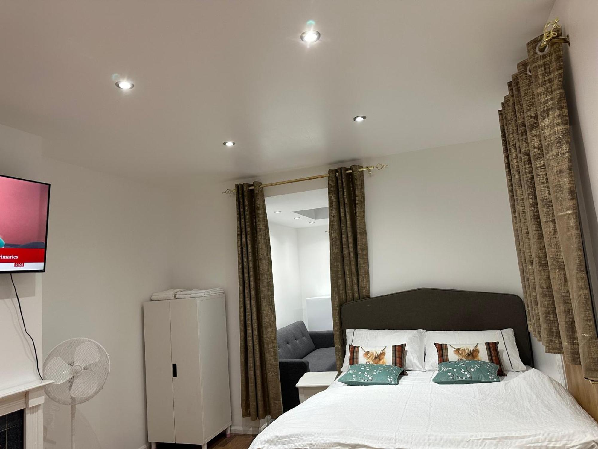 4Th Studio Flat With Private Own Bathroom A London Luxury Family Home Setup And Furnished With Double Bed Plus A Double Futon-Sofa Bed A Single Futon Bed A Baby Cot And Garden And Free Parking エクステリア 写真