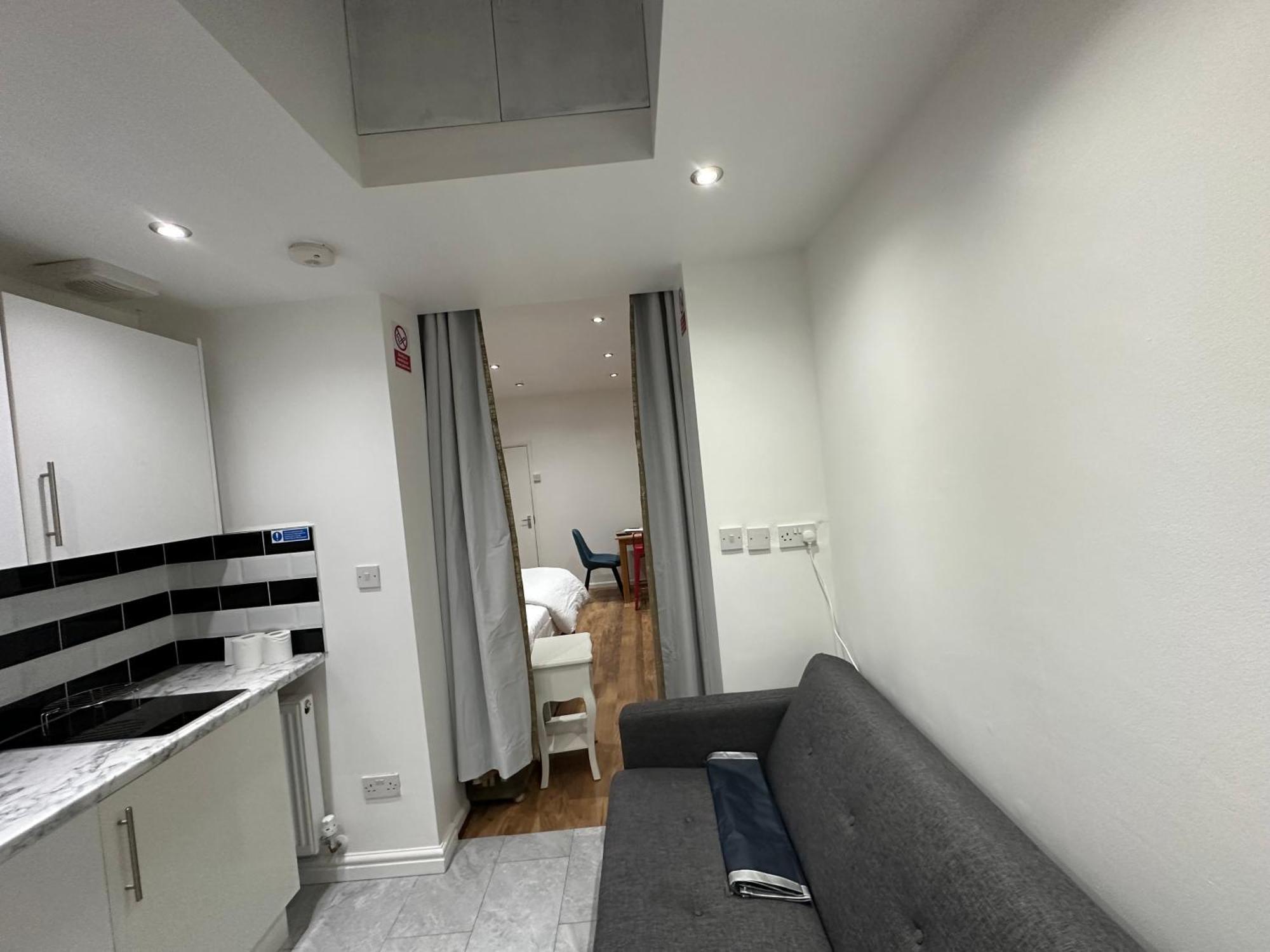 4Th Studio Flat With Private Own Bathroom A London Luxury Family Home Setup And Furnished With Double Bed Plus A Double Futon-Sofa Bed A Single Futon Bed A Baby Cot And Garden And Free Parking エクステリア 写真