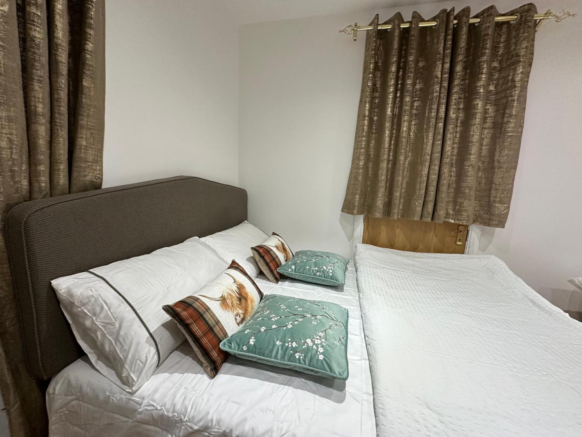 4Th Studio Flat With Private Own Bathroom A London Luxury Family Home Setup And Furnished With Double Bed Plus A Double Futon-Sofa Bed A Single Futon Bed A Baby Cot And Garden And Free Parking エクステリア 写真