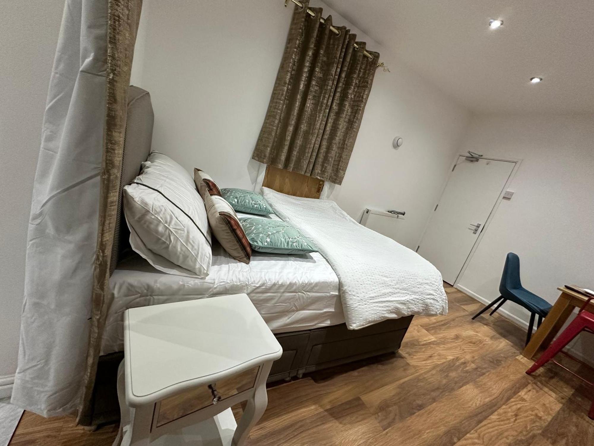 4Th Studio Flat With Private Own Bathroom A London Luxury Family Home Setup And Furnished With Double Bed Plus A Double Futon-Sofa Bed A Single Futon Bed A Baby Cot And Garden And Free Parking エクステリア 写真