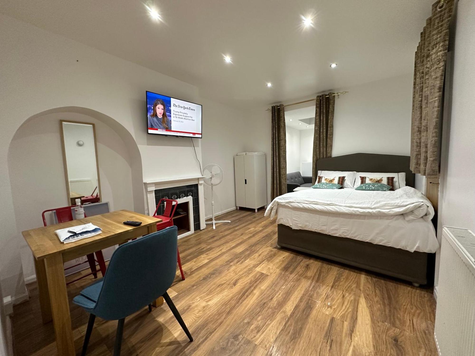4Th Studio Flat With Private Own Bathroom A London Luxury Family Home Setup And Furnished With Double Bed Plus A Double Futon-Sofa Bed A Single Futon Bed A Baby Cot And Garden And Free Parking エクステリア 写真