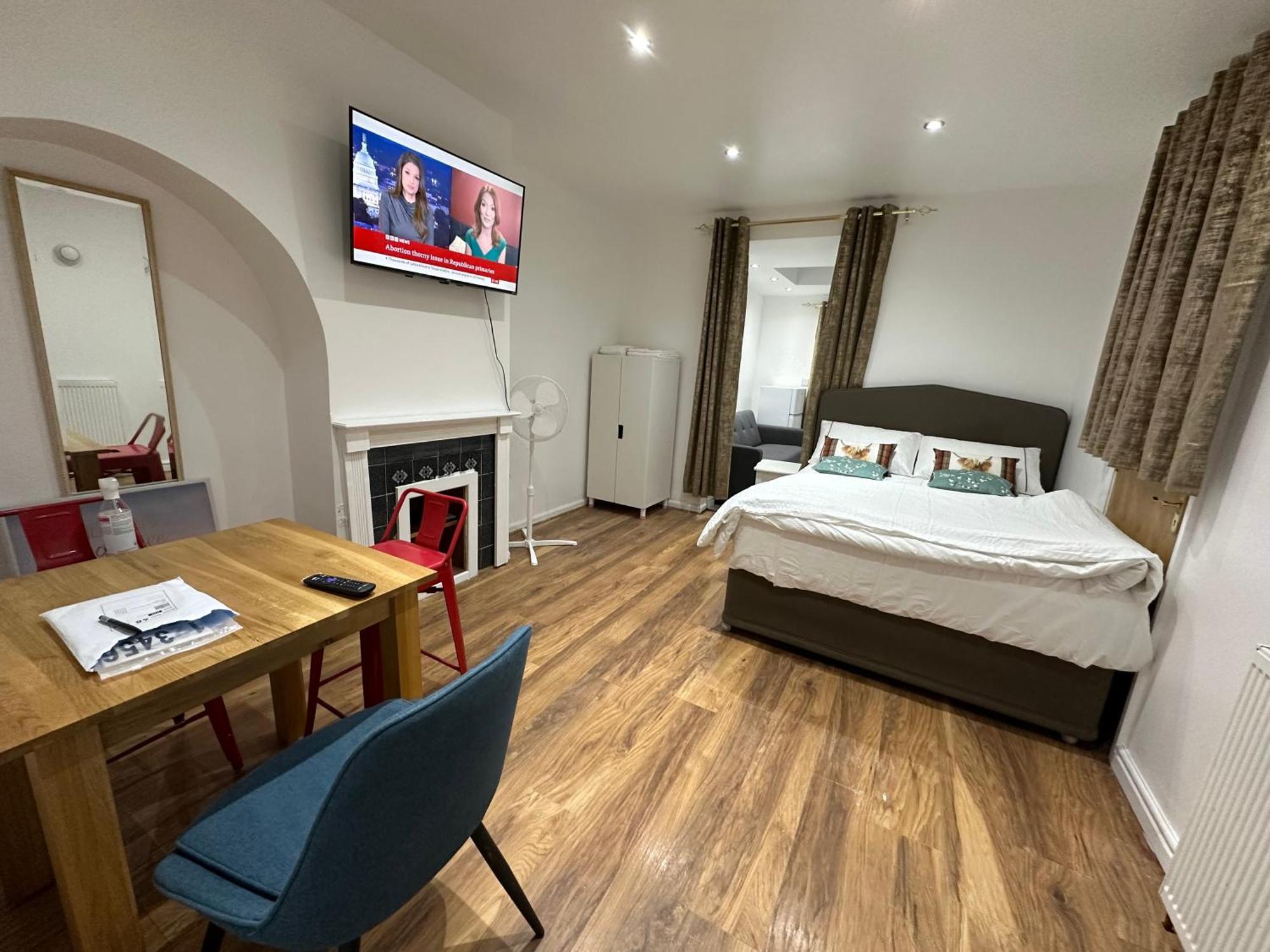 4Th Studio Flat With Private Own Bathroom A London Luxury Family Home Setup And Furnished With Double Bed Plus A Double Futon-Sofa Bed A Single Futon Bed A Baby Cot And Garden And Free Parking エクステリア 写真