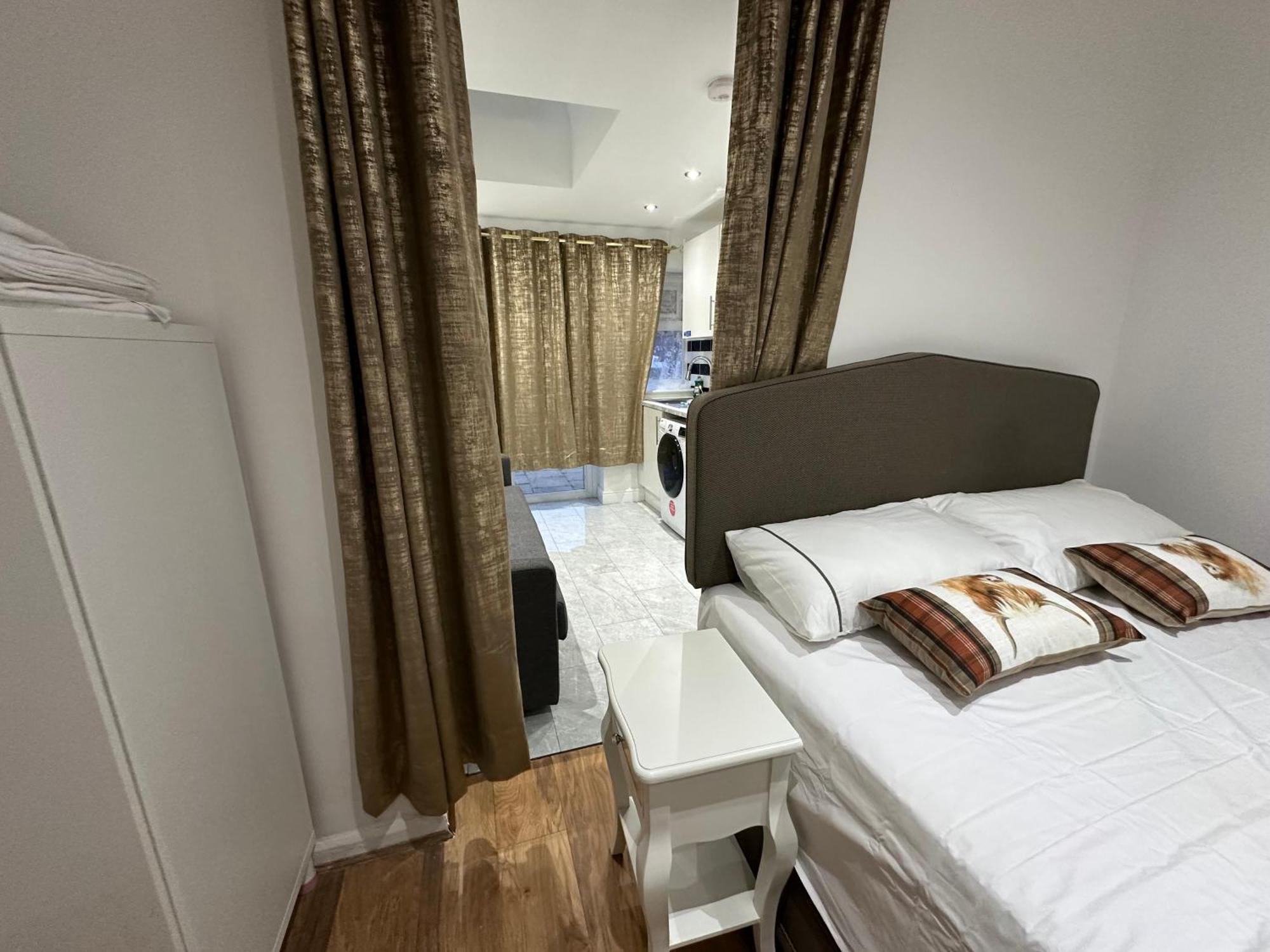 4Th Studio Flat With Private Own Bathroom A London Luxury Family Home Setup And Furnished With Double Bed Plus A Double Futon-Sofa Bed A Single Futon Bed A Baby Cot And Garden And Free Parking エクステリア 写真