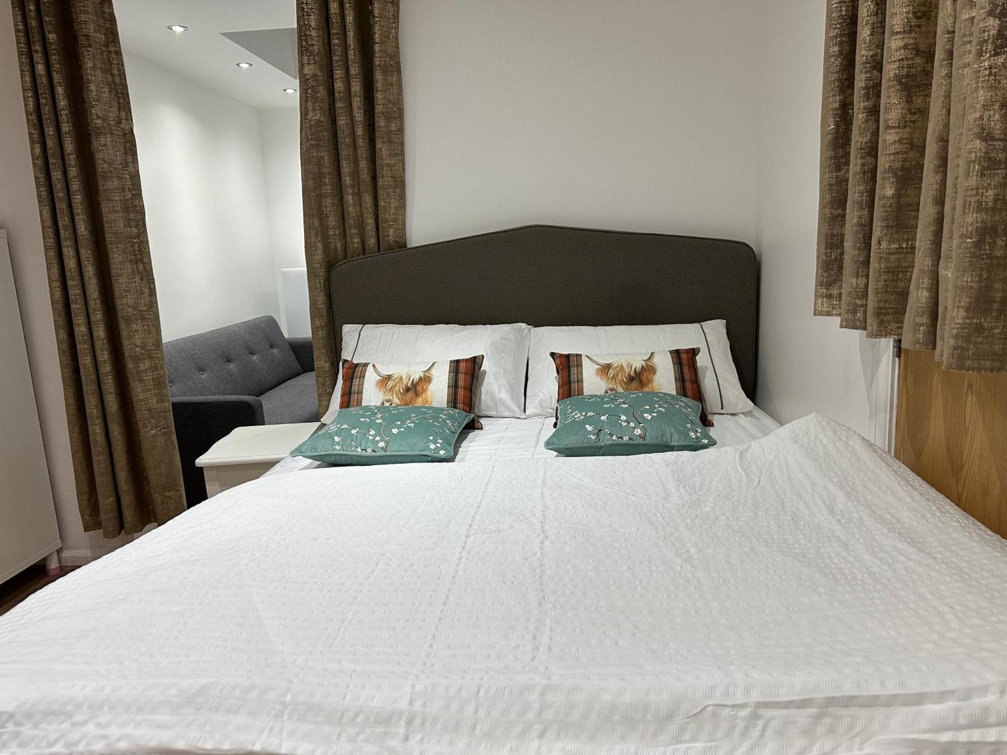 4Th Studio Flat With Private Own Bathroom A London Luxury Family Home Setup And Furnished With Double Bed Plus A Double Futon-Sofa Bed A Single Futon Bed A Baby Cot And Garden And Free Parking エクステリア 写真