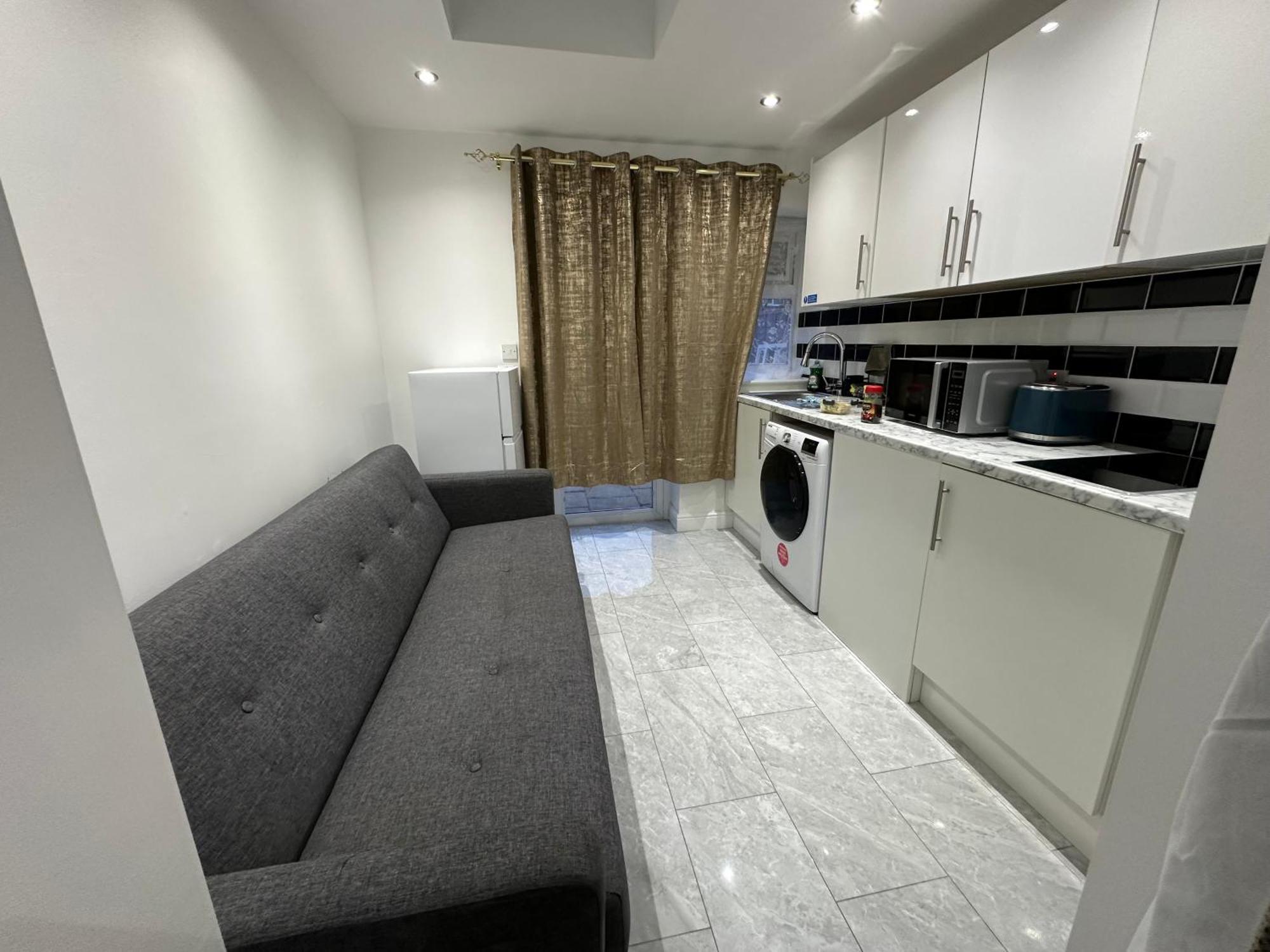 4Th Studio Flat With Private Own Bathroom A London Luxury Family Home Setup And Furnished With Double Bed Plus A Double Futon-Sofa Bed A Single Futon Bed A Baby Cot And Garden And Free Parking エクステリア 写真