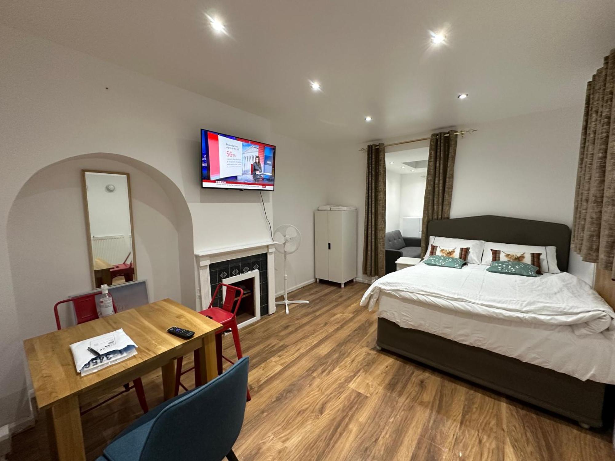 4Th Studio Flat With Private Own Bathroom A London Luxury Family Home Setup And Furnished With Double Bed Plus A Double Futon-Sofa Bed A Single Futon Bed A Baby Cot And Garden And Free Parking エクステリア 写真