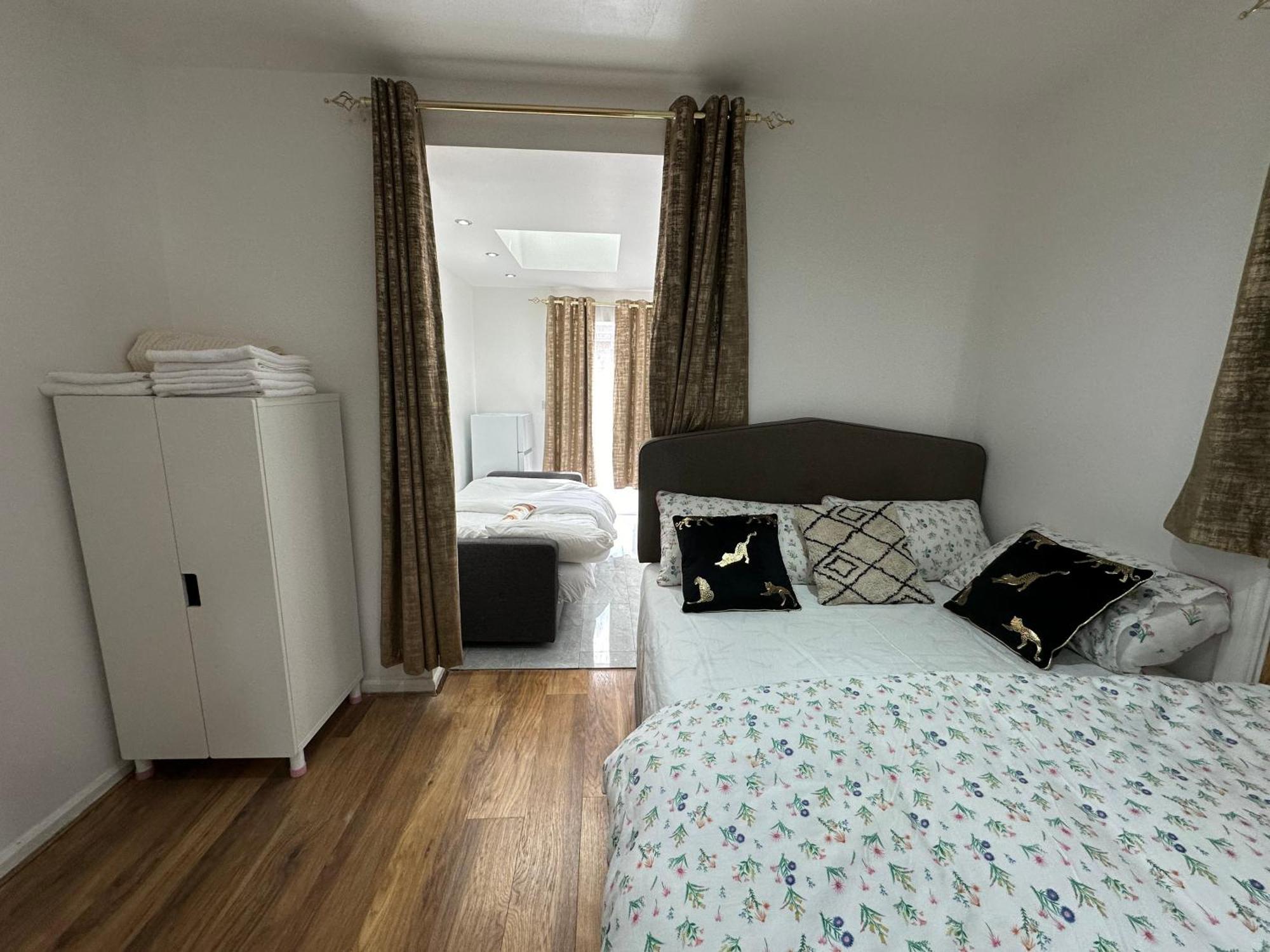 4Th Studio Flat With Private Own Bathroom A London Luxury Family Home Setup And Furnished With Double Bed Plus A Double Futon-Sofa Bed A Single Futon Bed A Baby Cot And Garden And Free Parking エクステリア 写真