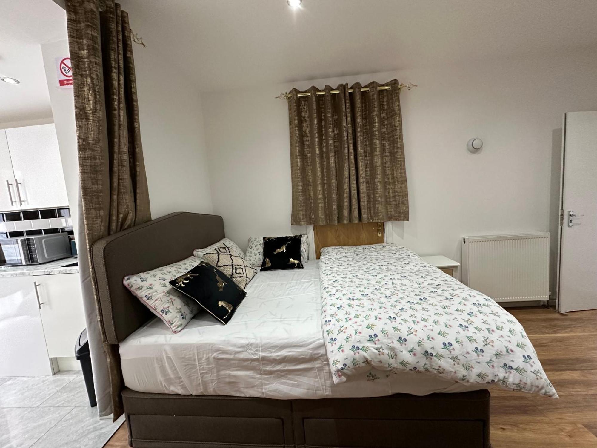 4Th Studio Flat With Private Own Bathroom A London Luxury Family Home Setup And Furnished With Double Bed Plus A Double Futon-Sofa Bed A Single Futon Bed A Baby Cot And Garden And Free Parking エクステリア 写真