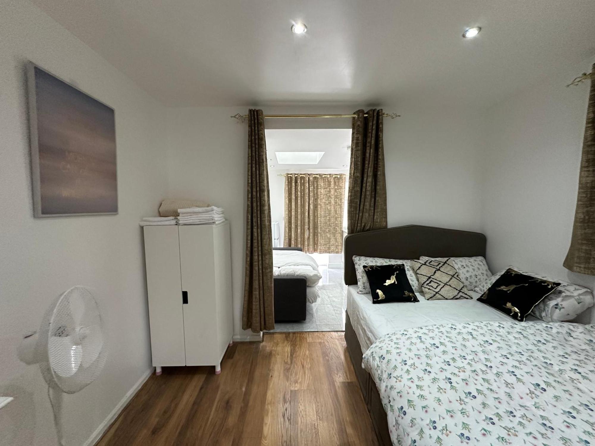 4Th Studio Flat With Private Own Bathroom A London Luxury Family Home Setup And Furnished With Double Bed Plus A Double Futon-Sofa Bed A Single Futon Bed A Baby Cot And Garden And Free Parking エクステリア 写真
