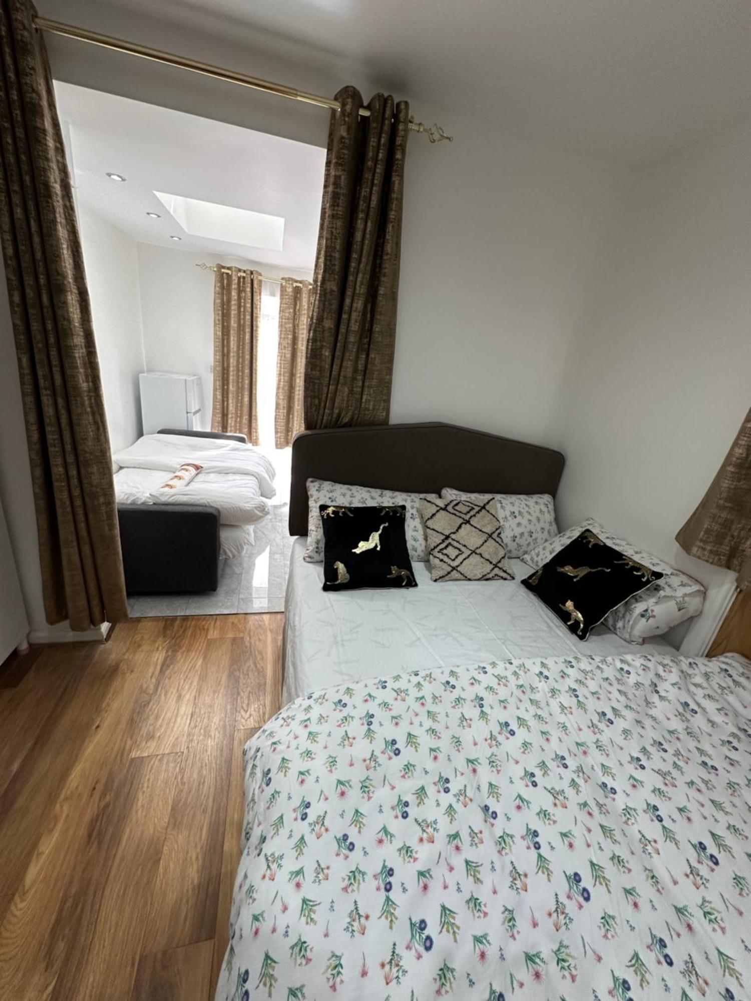 4Th Studio Flat With Private Own Bathroom A London Luxury Family Home Setup And Furnished With Double Bed Plus A Double Futon-Sofa Bed A Single Futon Bed A Baby Cot And Garden And Free Parking エクステリア 写真