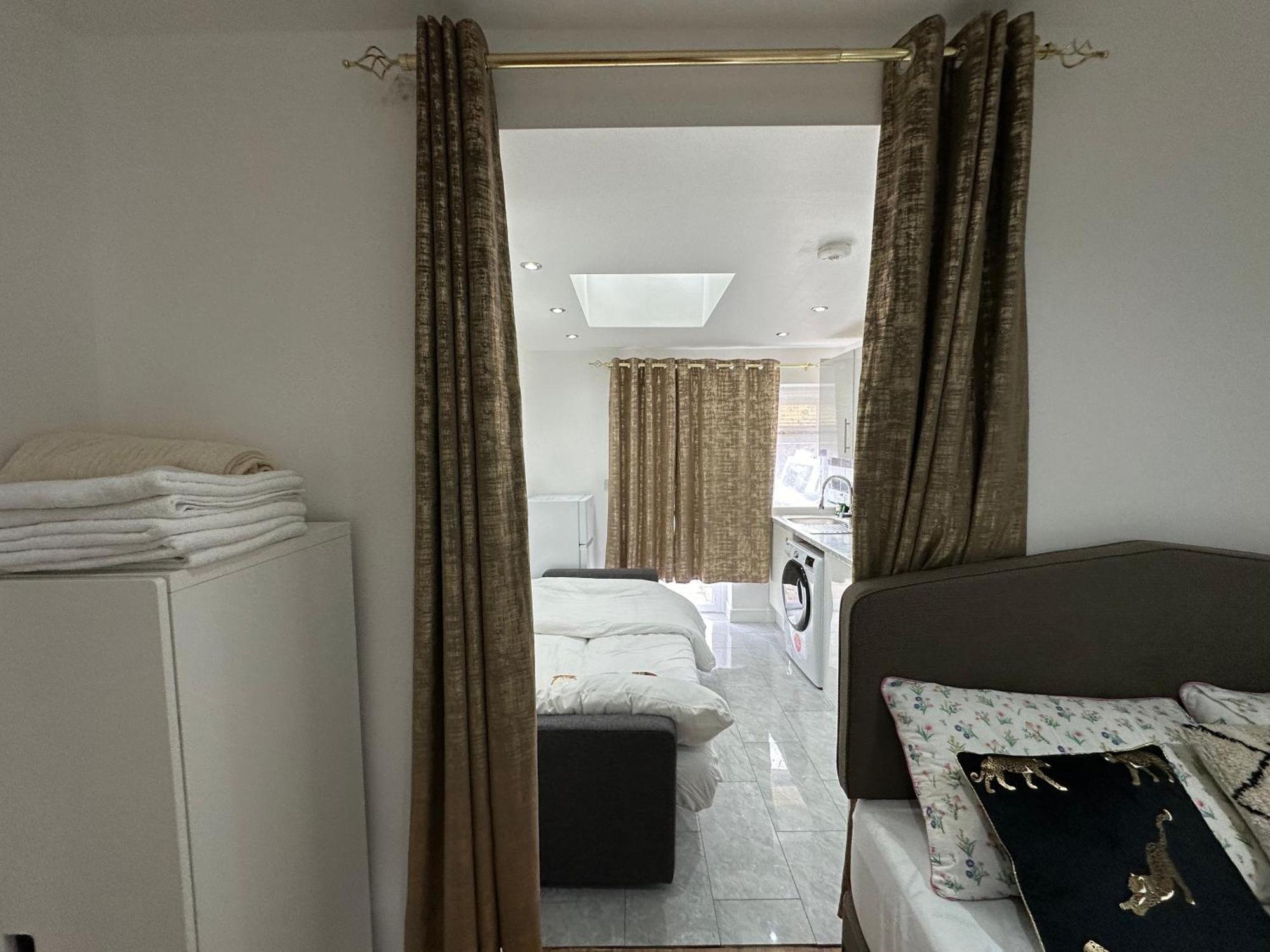 4Th Studio Flat With Private Own Bathroom A London Luxury Family Home Setup And Furnished With Double Bed Plus A Double Futon-Sofa Bed A Single Futon Bed A Baby Cot And Garden And Free Parking エクステリア 写真