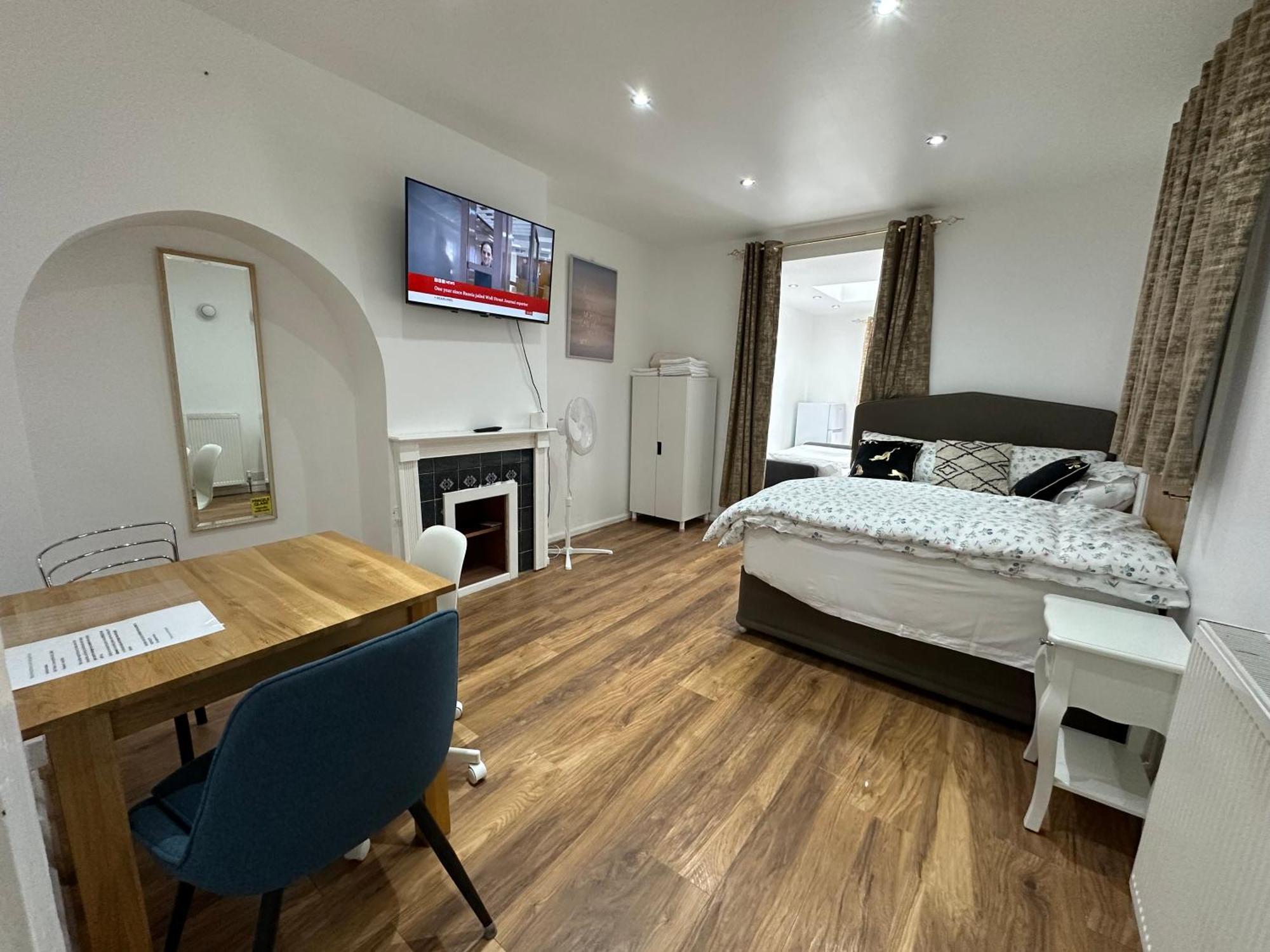 4Th Studio Flat With Private Own Bathroom A London Luxury Family Home Setup And Furnished With Double Bed Plus A Double Futon-Sofa Bed A Single Futon Bed A Baby Cot And Garden And Free Parking エクステリア 写真