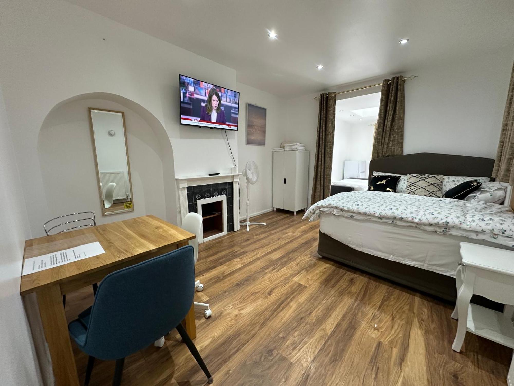 4Th Studio Flat With Private Own Bathroom A London Luxury Family Home Setup And Furnished With Double Bed Plus A Double Futon-Sofa Bed A Single Futon Bed A Baby Cot And Garden And Free Parking エクステリア 写真