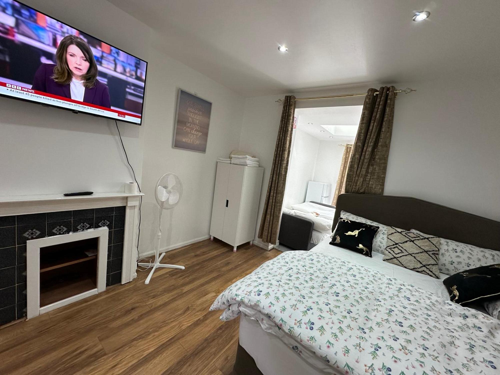 4Th Studio Flat With Private Own Bathroom A London Luxury Family Home Setup And Furnished With Double Bed Plus A Double Futon-Sofa Bed A Single Futon Bed A Baby Cot And Garden And Free Parking エクステリア 写真